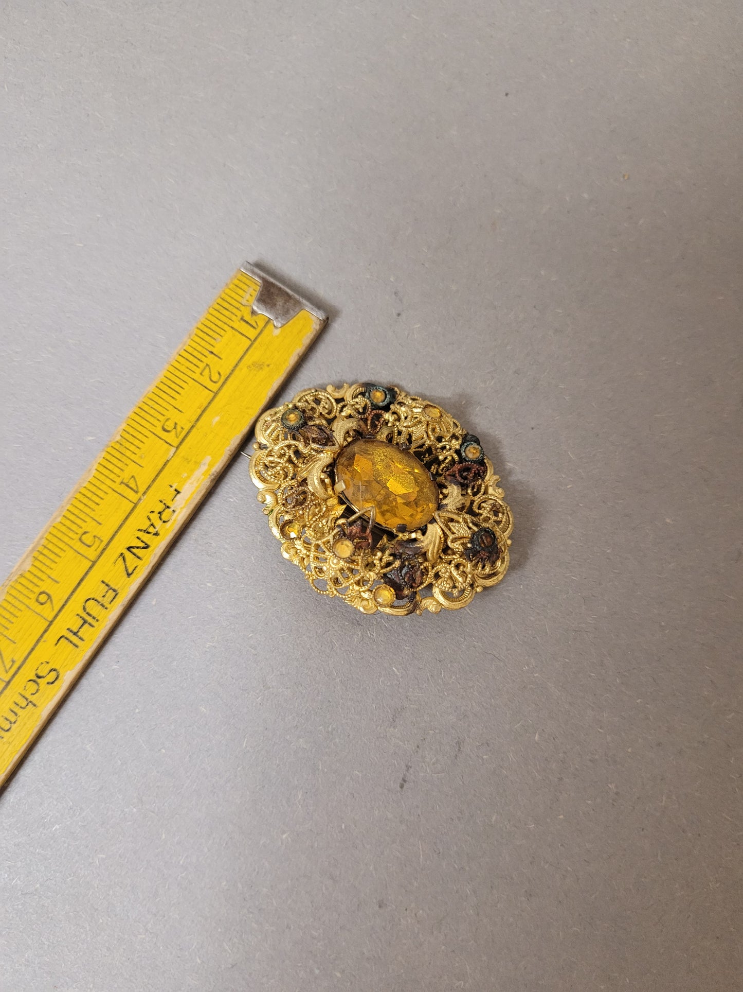 Filigran Schmuck aus Gablonz Böhmen mit Lineal als Größenvergleich.