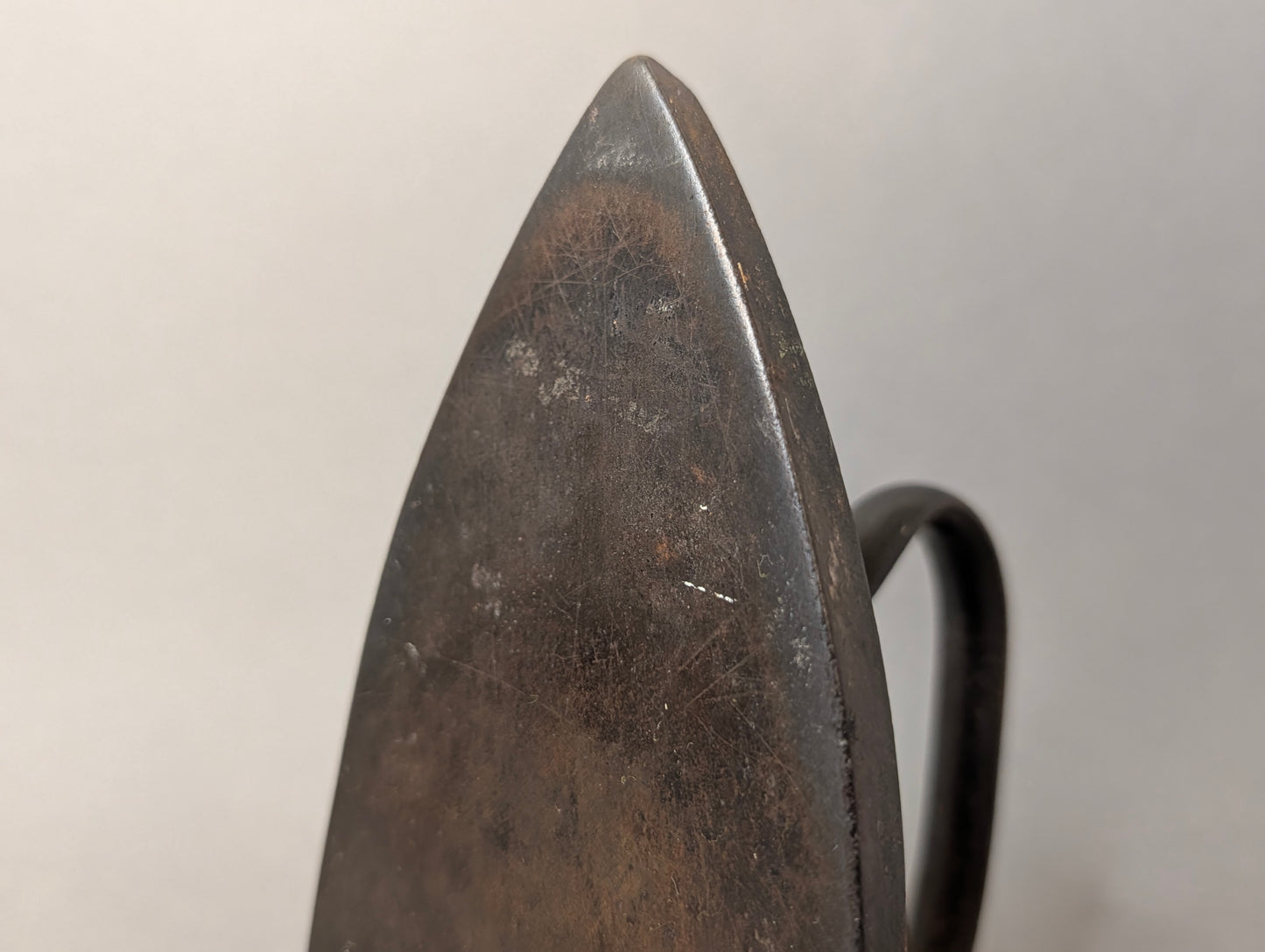 Nahaufnahme der spitzen Sohlenspitze des Vintage-Bügeleisens, Gusseisen mit natürlicher Alterspatina
