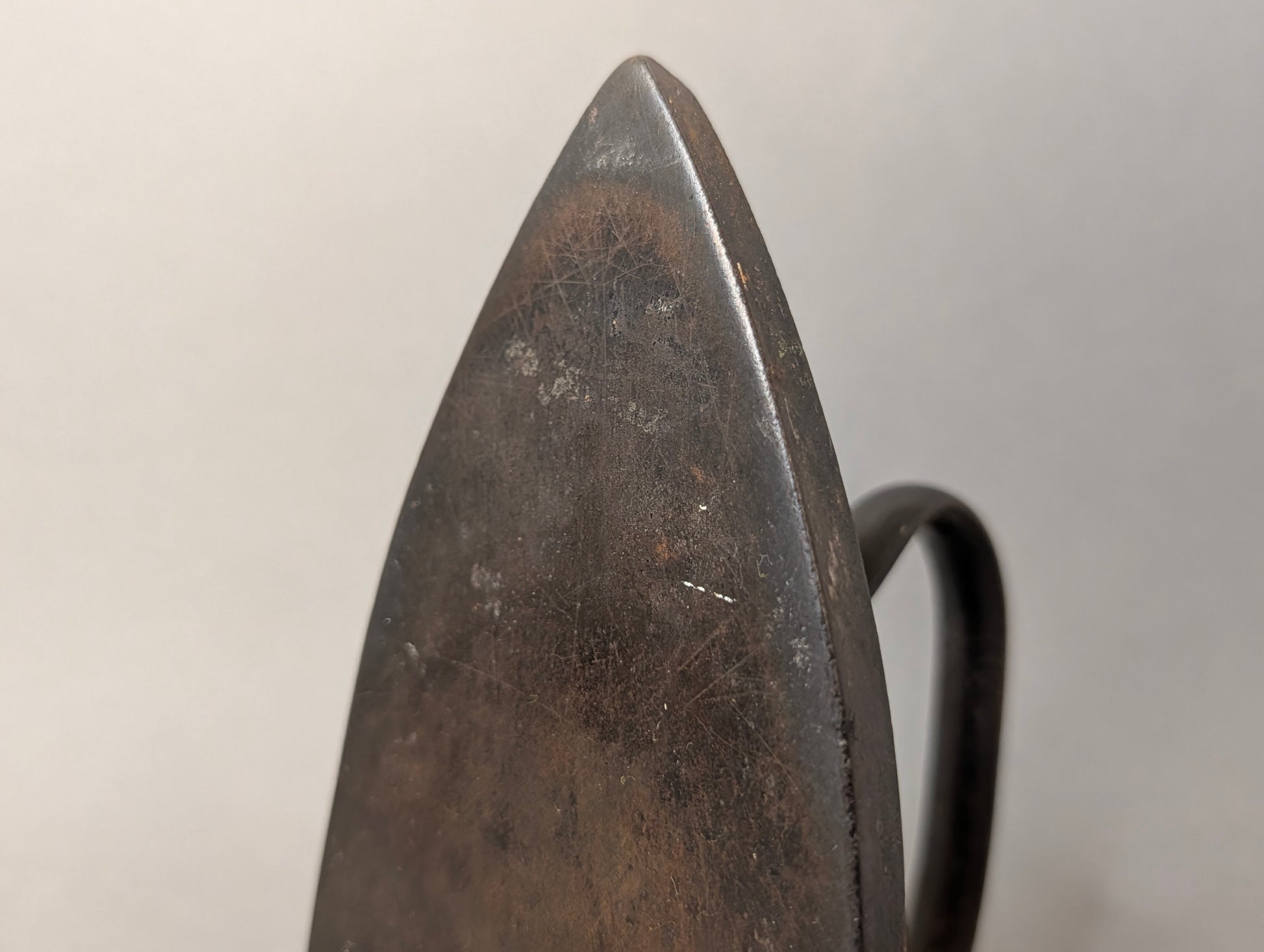 Nahaufnahme der spitzen Sohlenspitze des Vintage-Bügeleisens, Gusseisen mit natürlicher Alterspatina