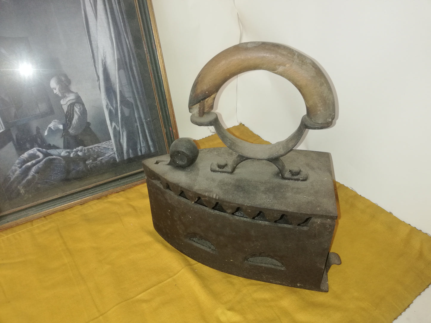 Antikes Kohle-Bügeleisen aus Gusseisen, Österreich, 1870er Jahre. Amsicht frontal schräg oben.