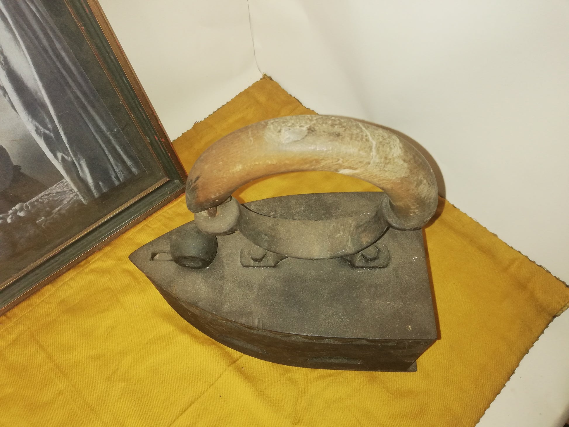Antikes Kohle-Bügeleisen aus Gusseisen, Österreich, 1870er Jahre. Ansicht von oben.
