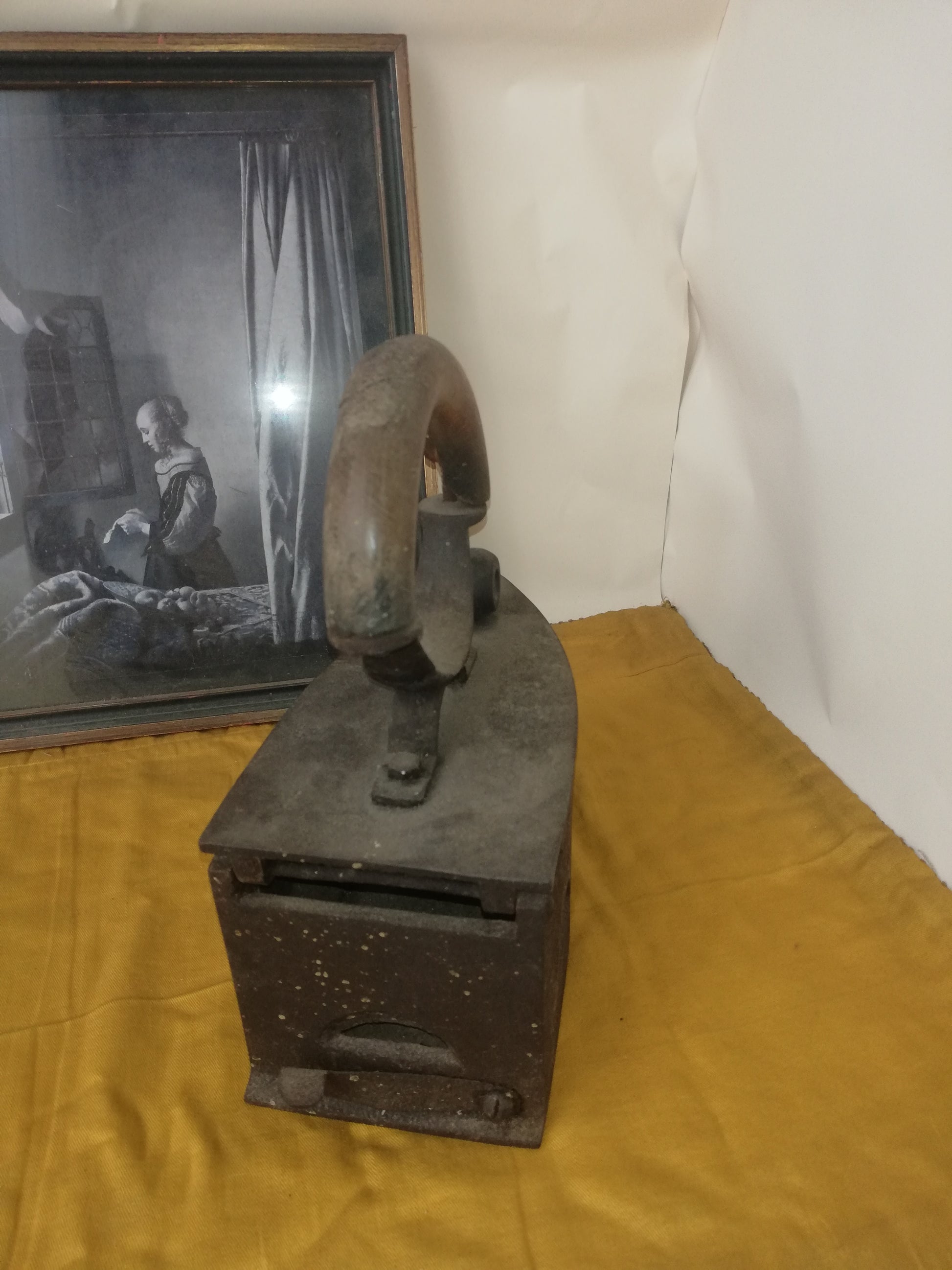 Antikes Kohle-Bügeleisen aus Gusseisen, Österreich, 1870er Jahre. Ansicht von hiten.