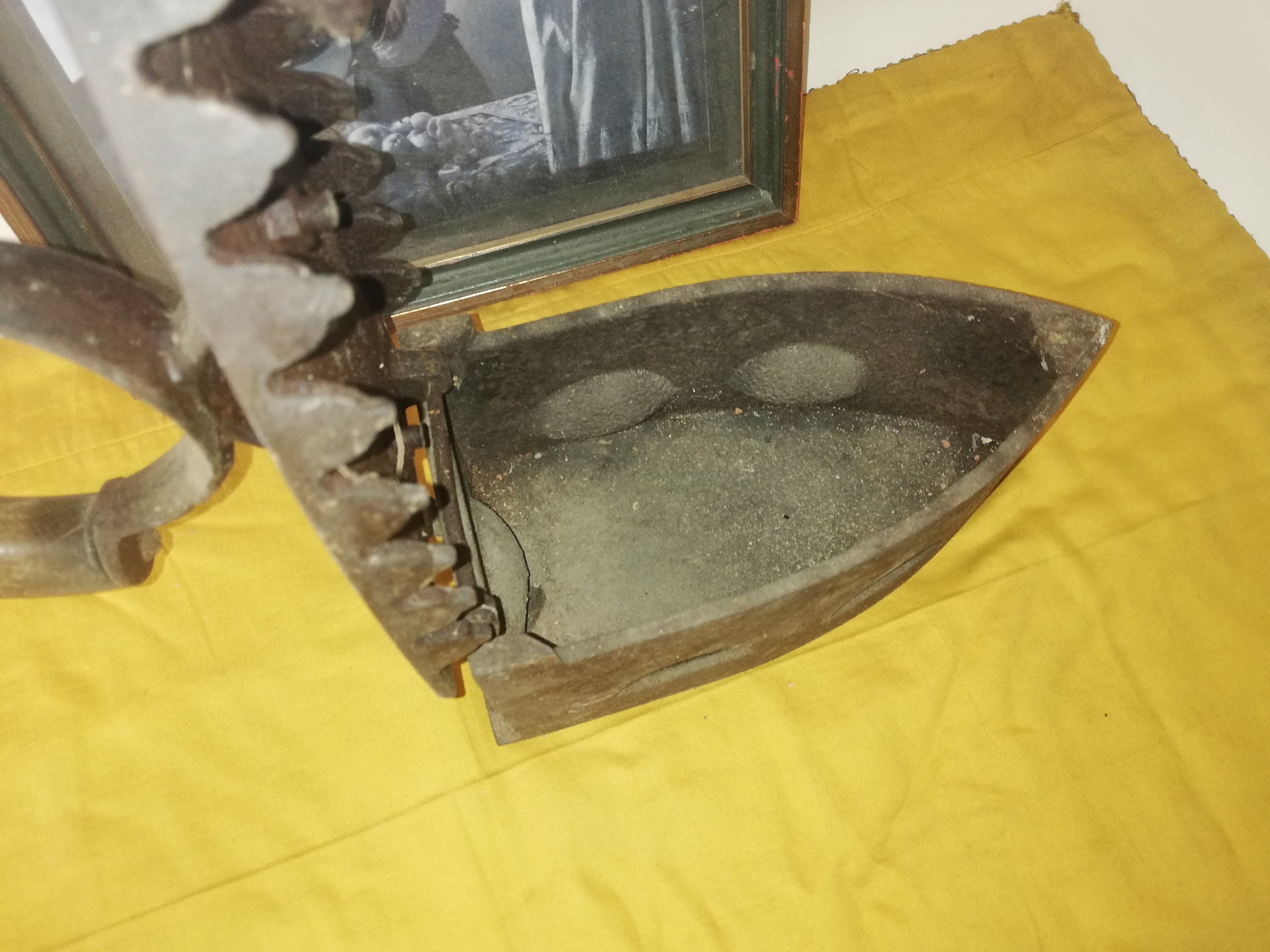 Vintage Dekorationsobjekt, schweres Gusseisen Bügeleisen. Mit geöffnetem Deckel.