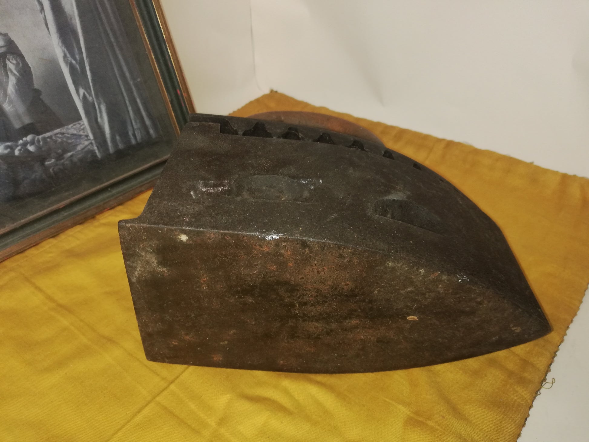 Vintage Dekorationsobjekt, schweres Gusseisen Bügeleisen. Ansicht des Bodens des Bügeleisens.