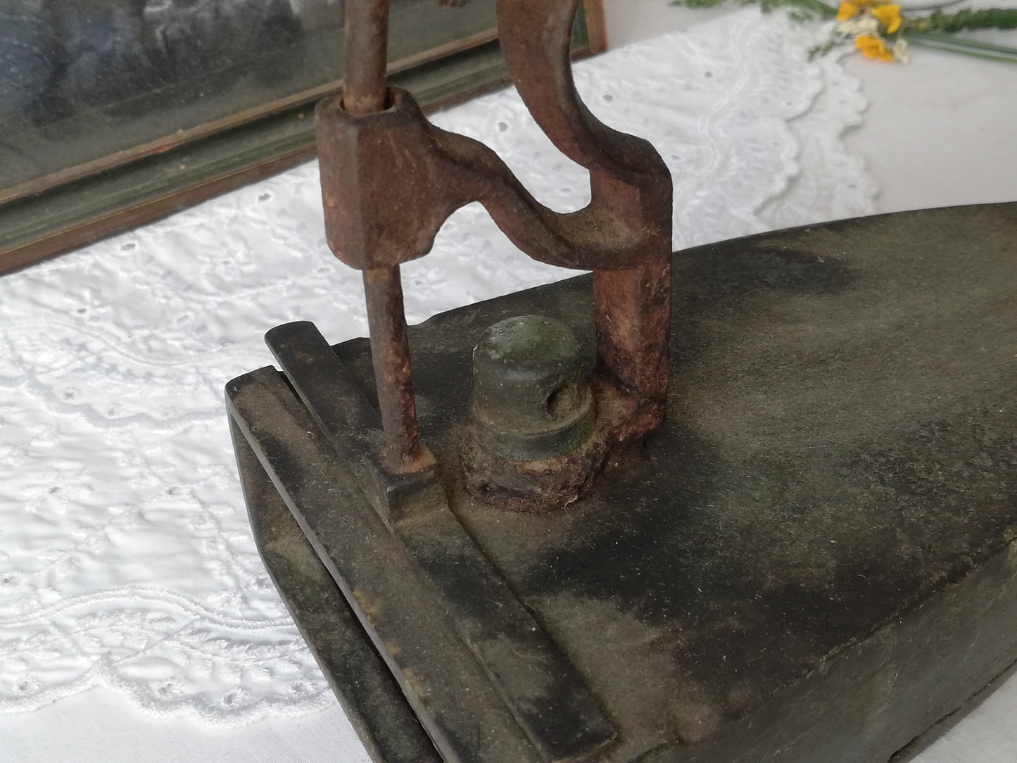 Vintage Bügeleisen mit Ochsenzunge, dekoratives Sammlerstück. Nahaufnahme Schiebetür.