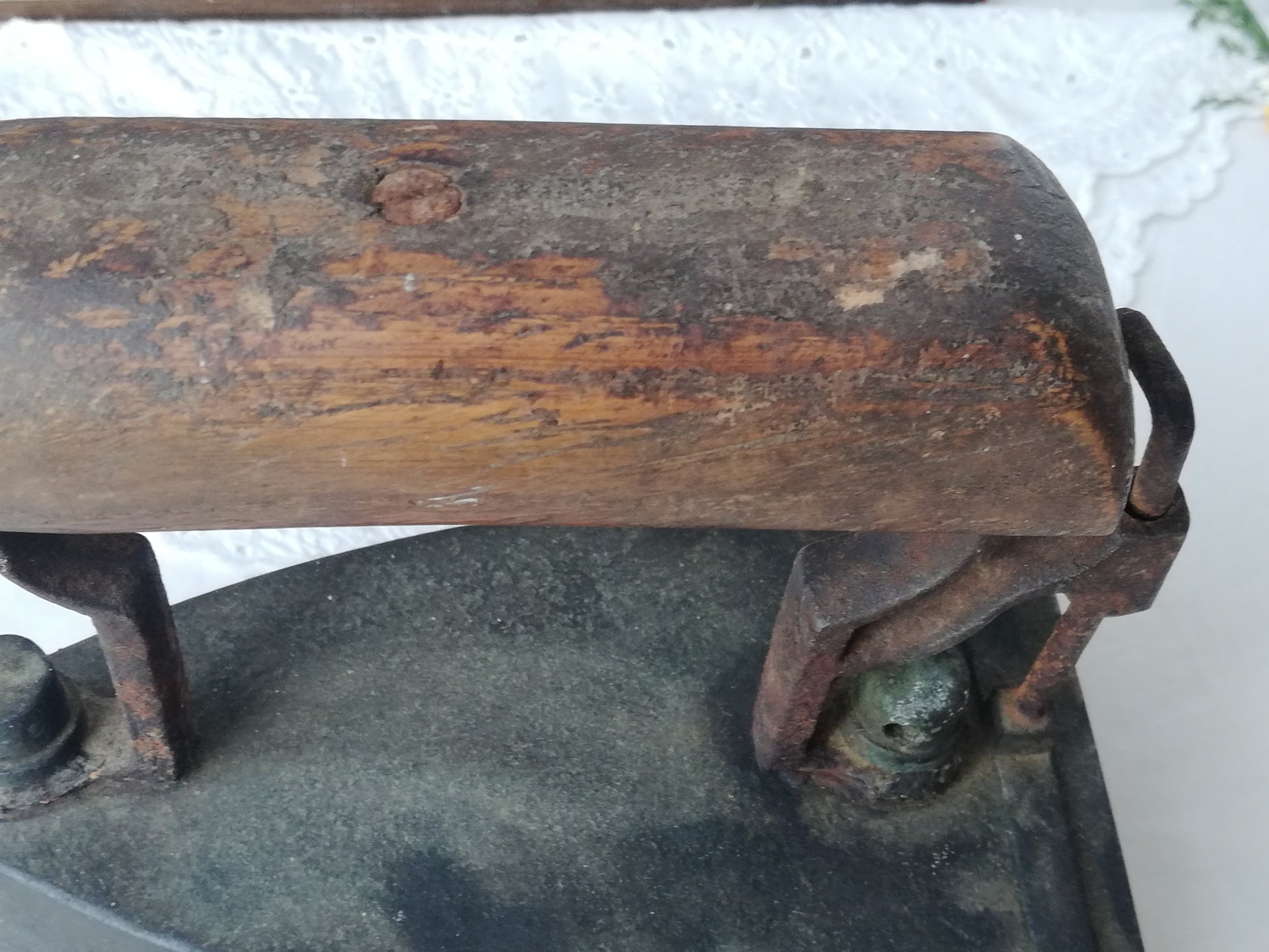 Vintage Bügeleisen mit Ochsenzunge, dekoratives Sammlerstück. Nahaufnahme von Holzgriff.