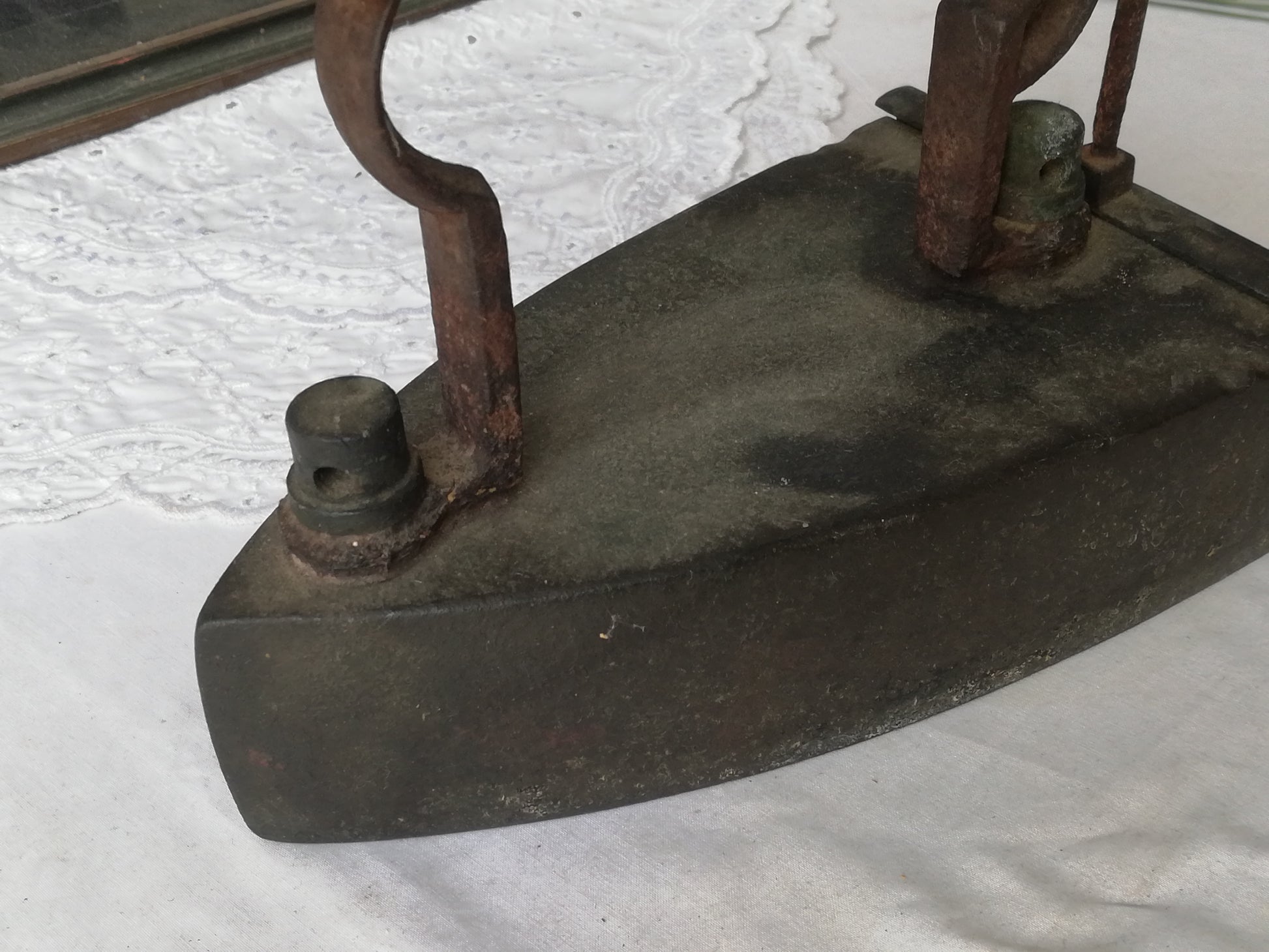 Vintage Bügeleisen mit Ochsenzunge, dekoratives Sammlerstück. Nahaufnahme Korpus.