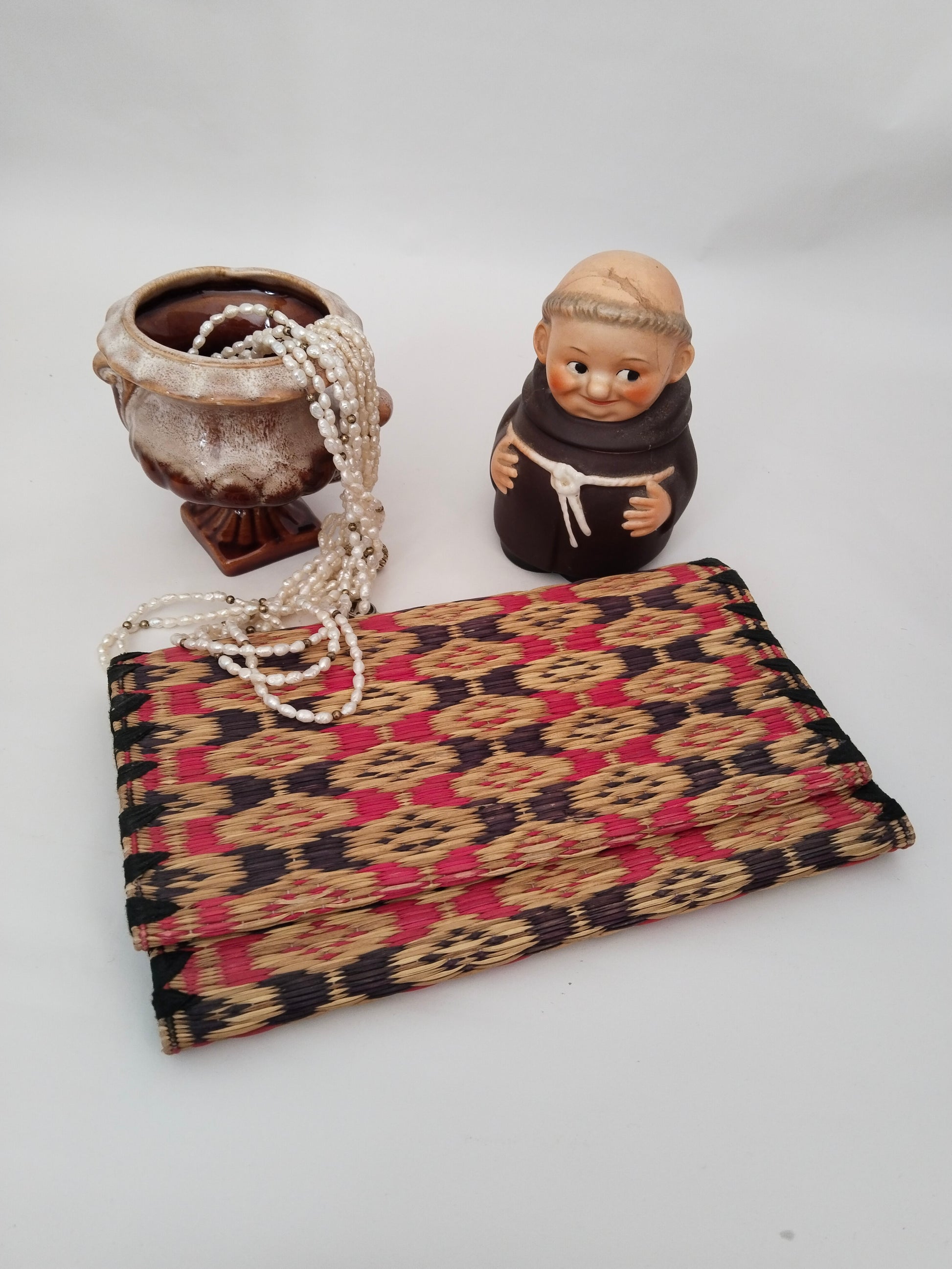 Vintage Wiener Ball Clutch aus Raffia mit dekorativen Elementen auf einem Photo