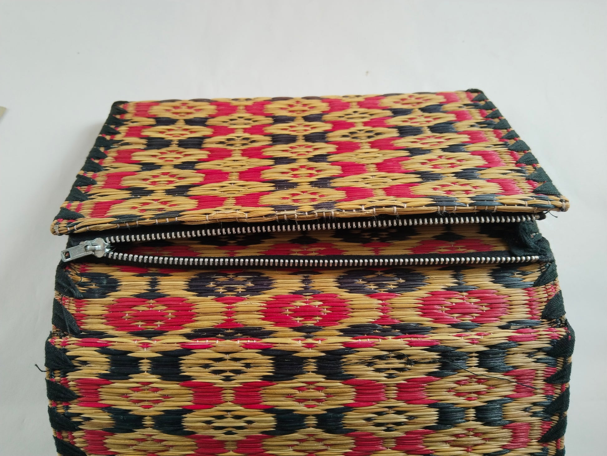 Vintage Wiener Ball Clutch aus Raffia. Geöffneter Reißverschluss.