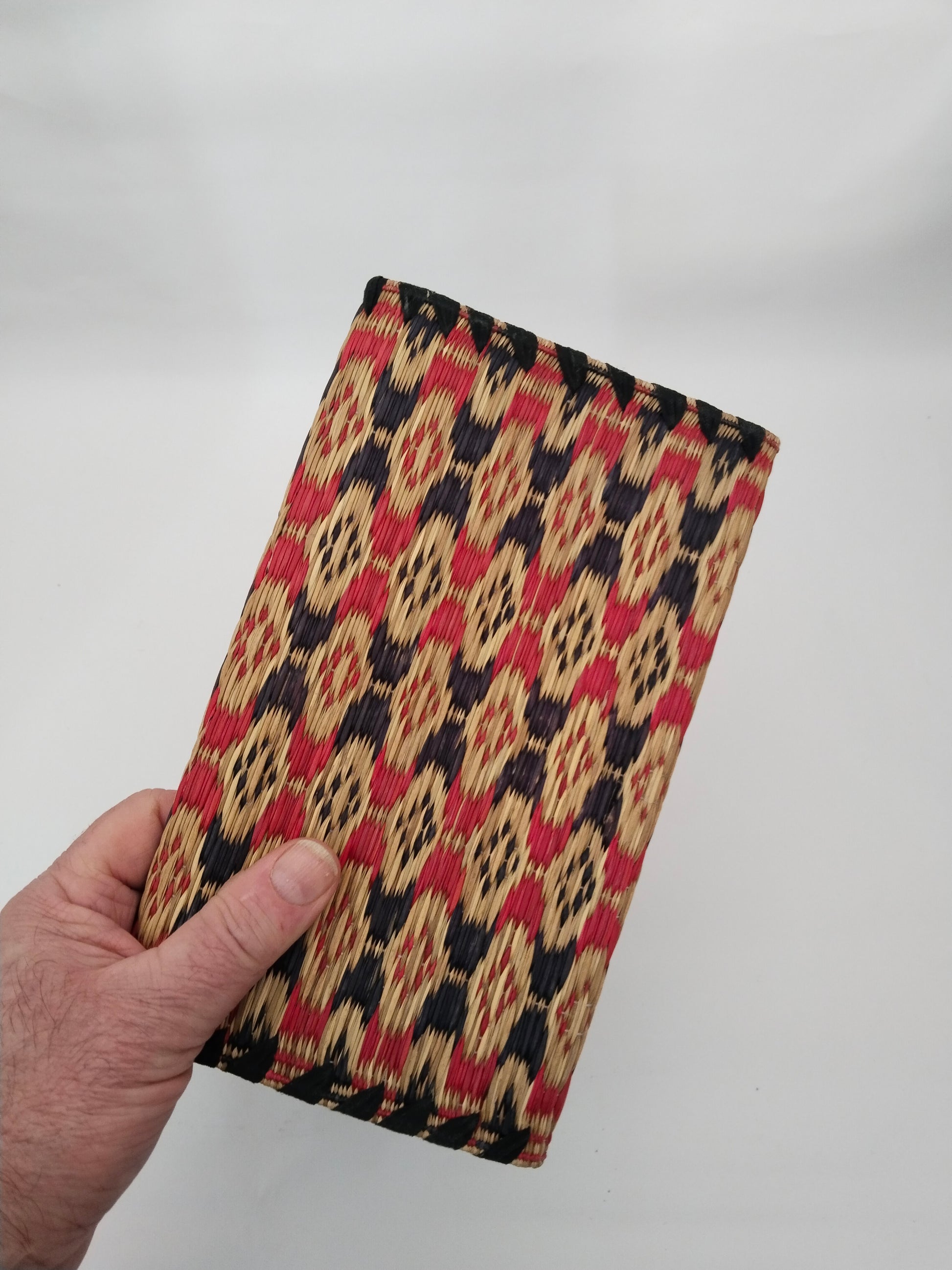 Vintage Wiener Ball Clutch aus Raffia in der Hand als größenveergleich.