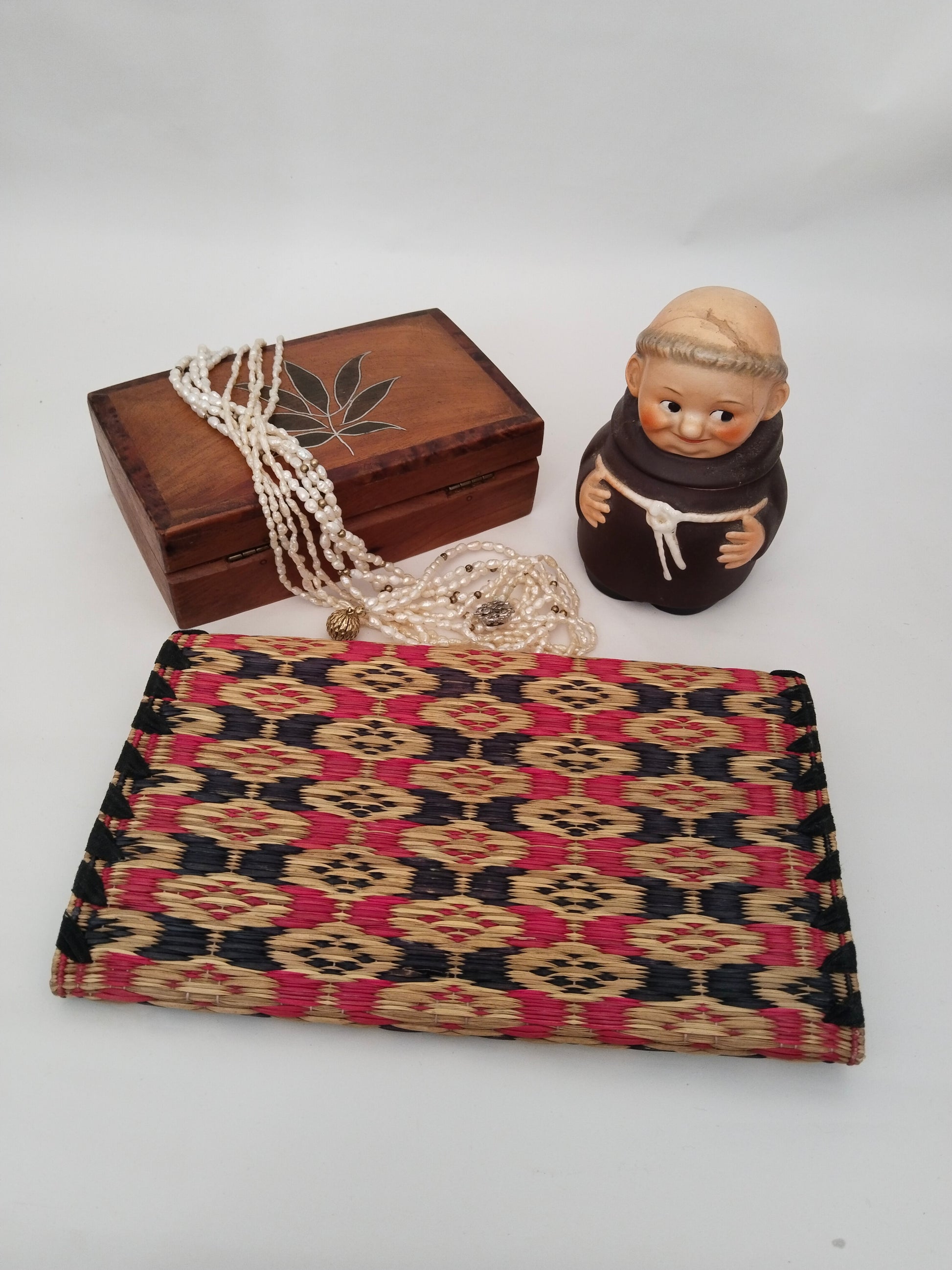 Vintage Wiener Ball Clutch aus Raffia mit dekorativen Elementen auf einem Photo.