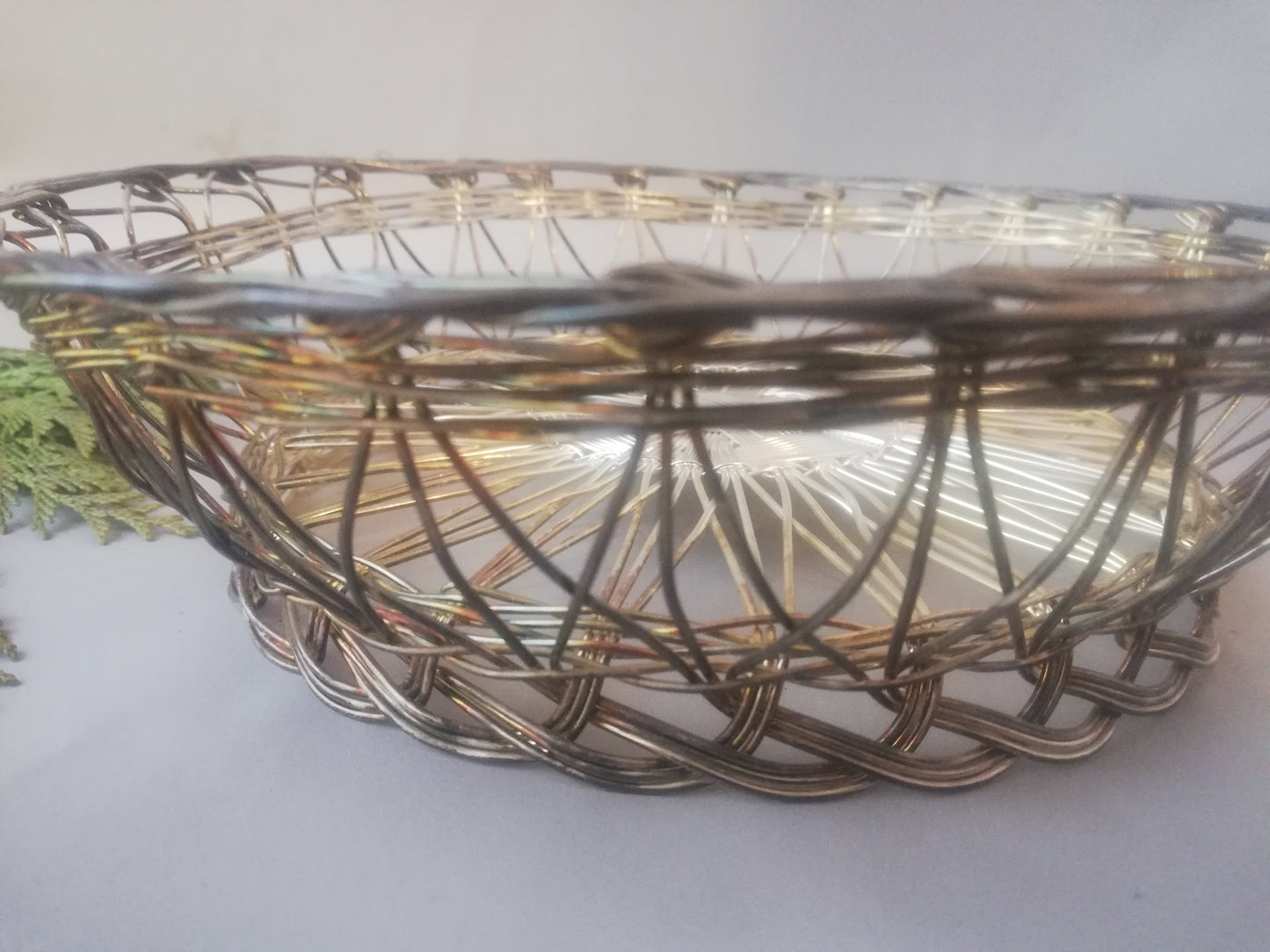 Versilberte Drahtschale von der Seite, geflochtener Zopfrand mit dunkler Patina