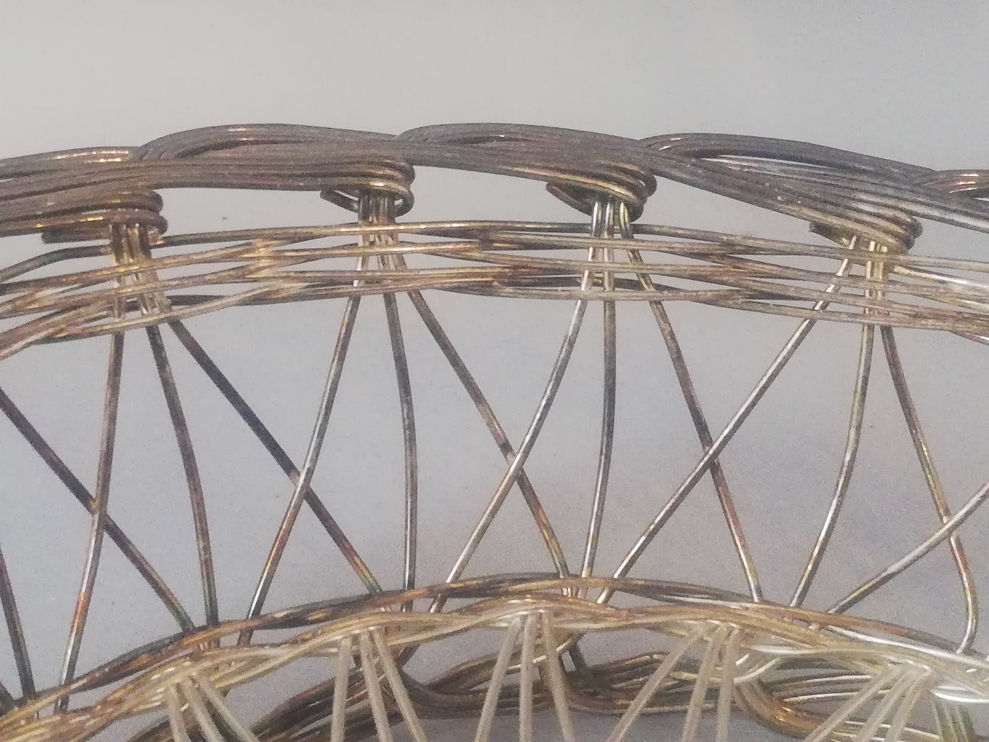 Nahaufnahme der geflochtenen Bodenrosette aus hellem Silberdraht, Vintage Handarbeit