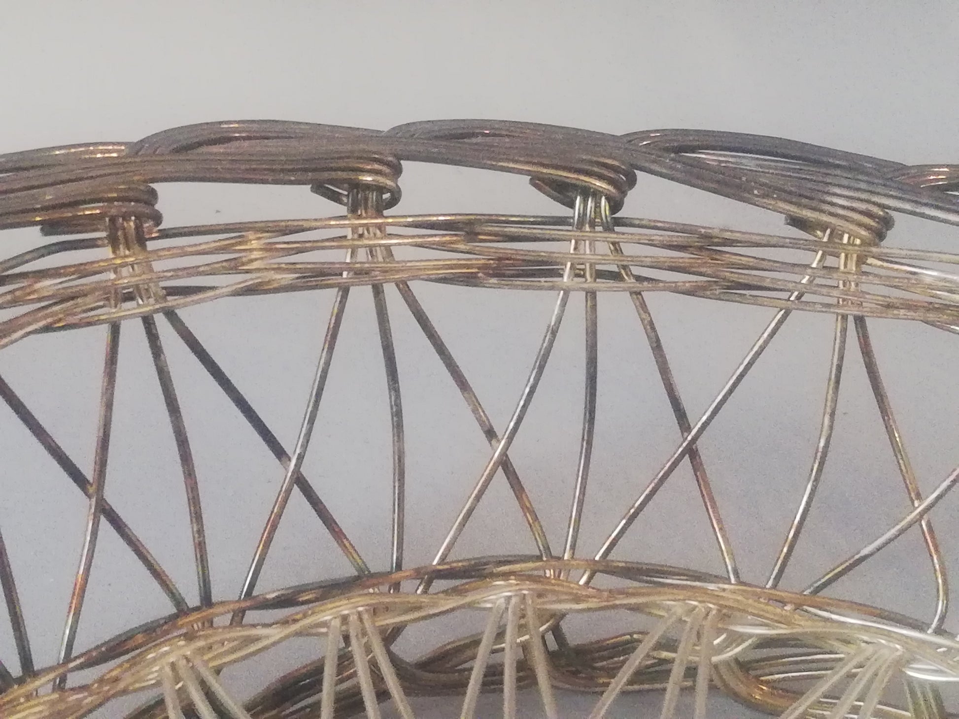 Nahaufnahme der geflochtenen Bodenrosette aus hellem Silberdraht, Vintage Handarbeit