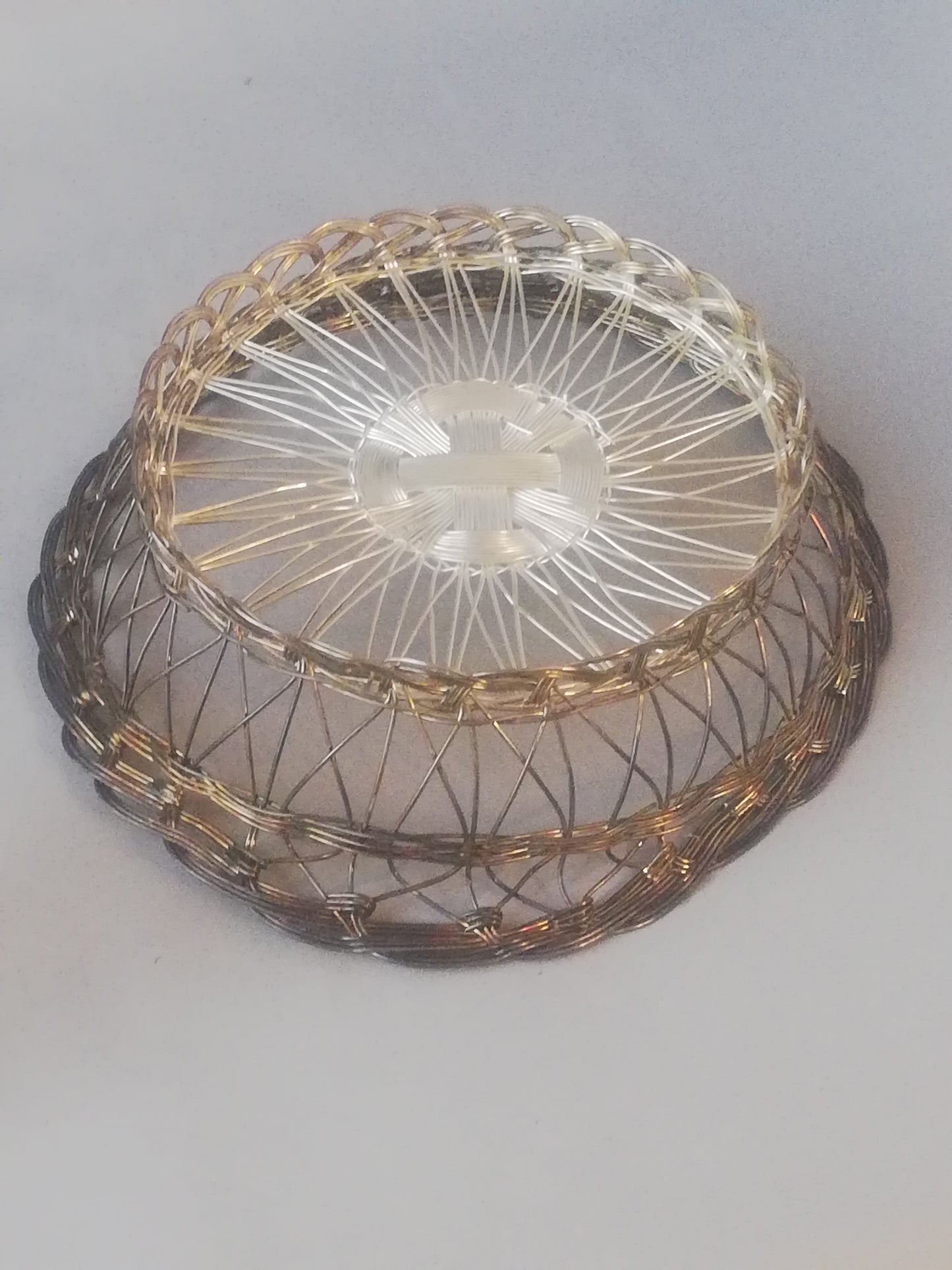 Detailaufnahme Zopfrand und Speichen der Vintage Drahtschale aus versilbertem Metall