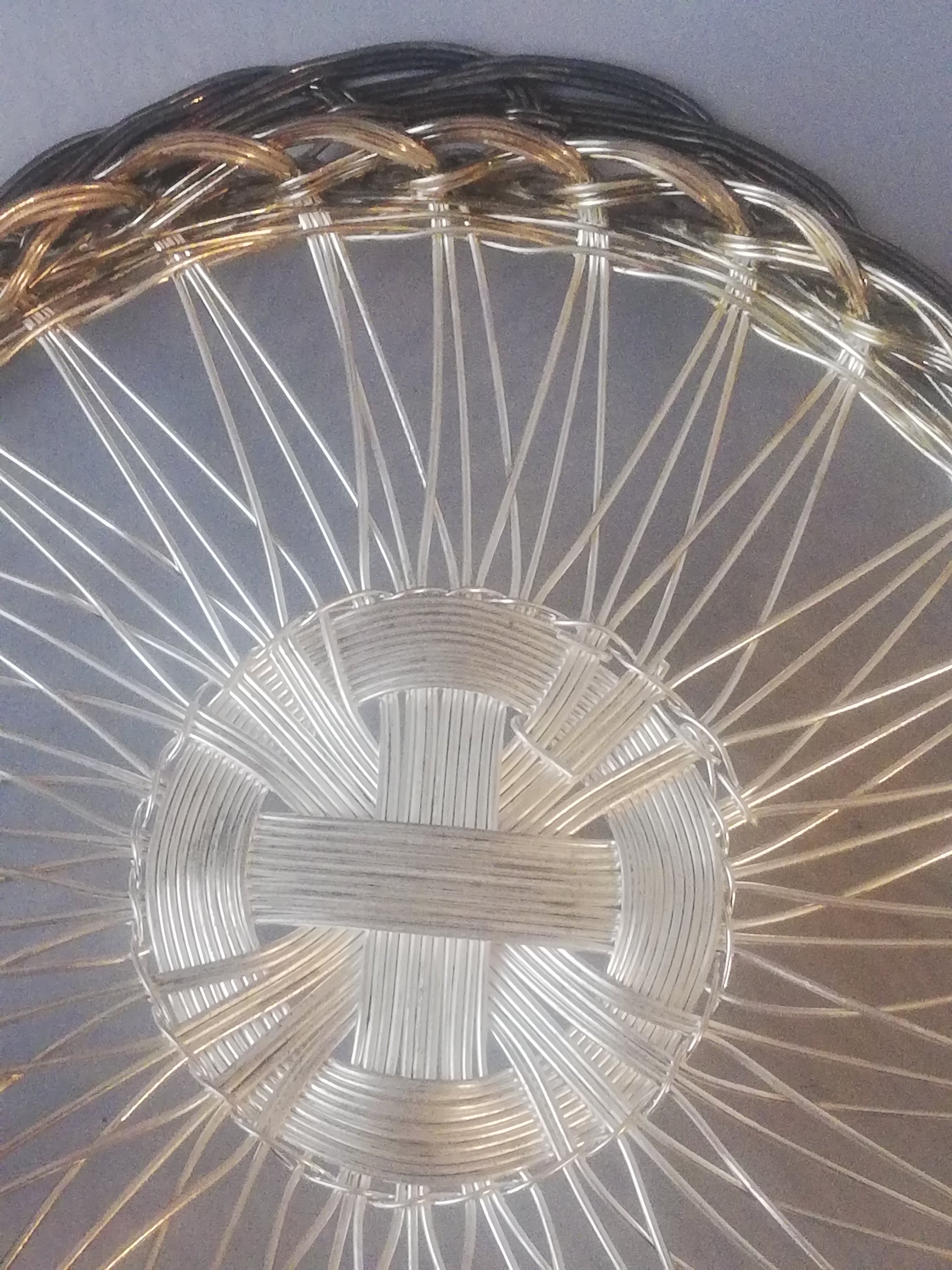 Nahaufnahme der geflochtenen Bodenrosette aus hellem Silberdraht, Vintage Handarbeit