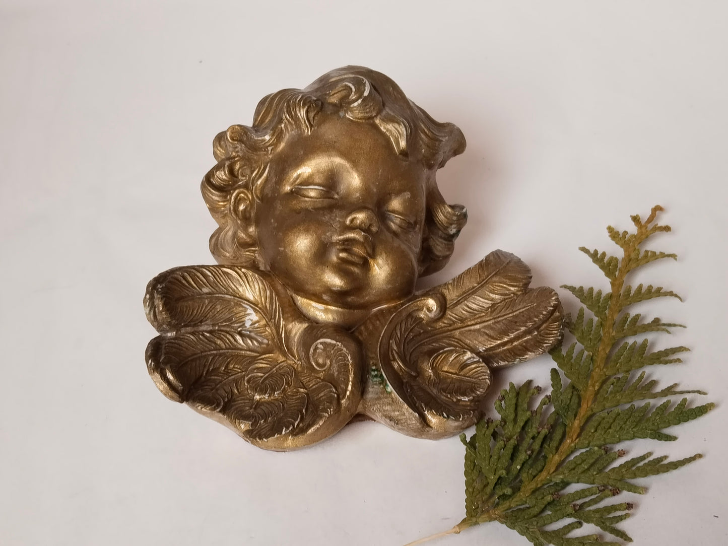 Vergoldetes Putto-Wandrelief mit Tannenzweig, Florenz Italien, Barockstil Engel Vintage