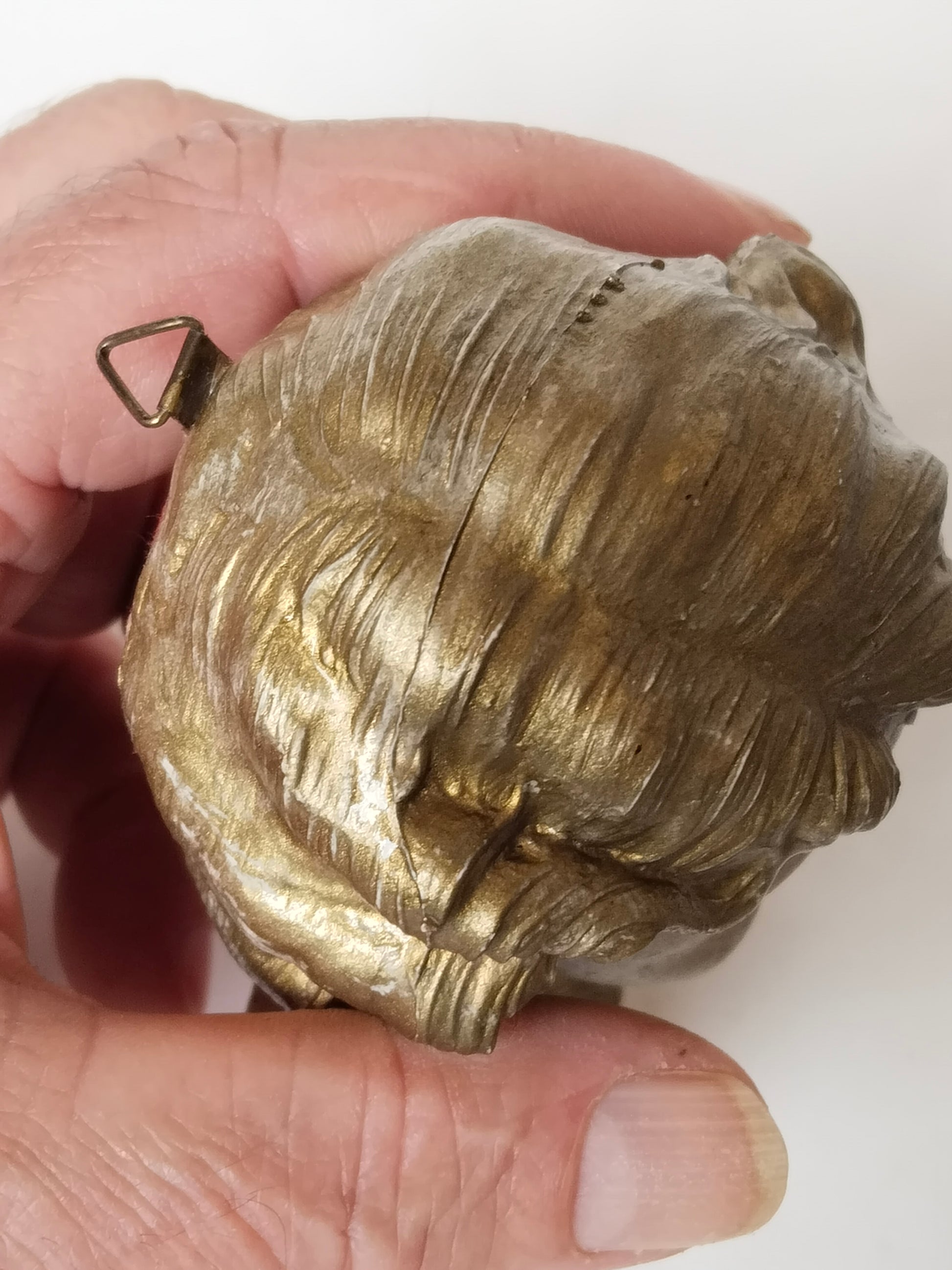 Rückseite Kopfdetail, Metallöse und Haarstruktur von oben