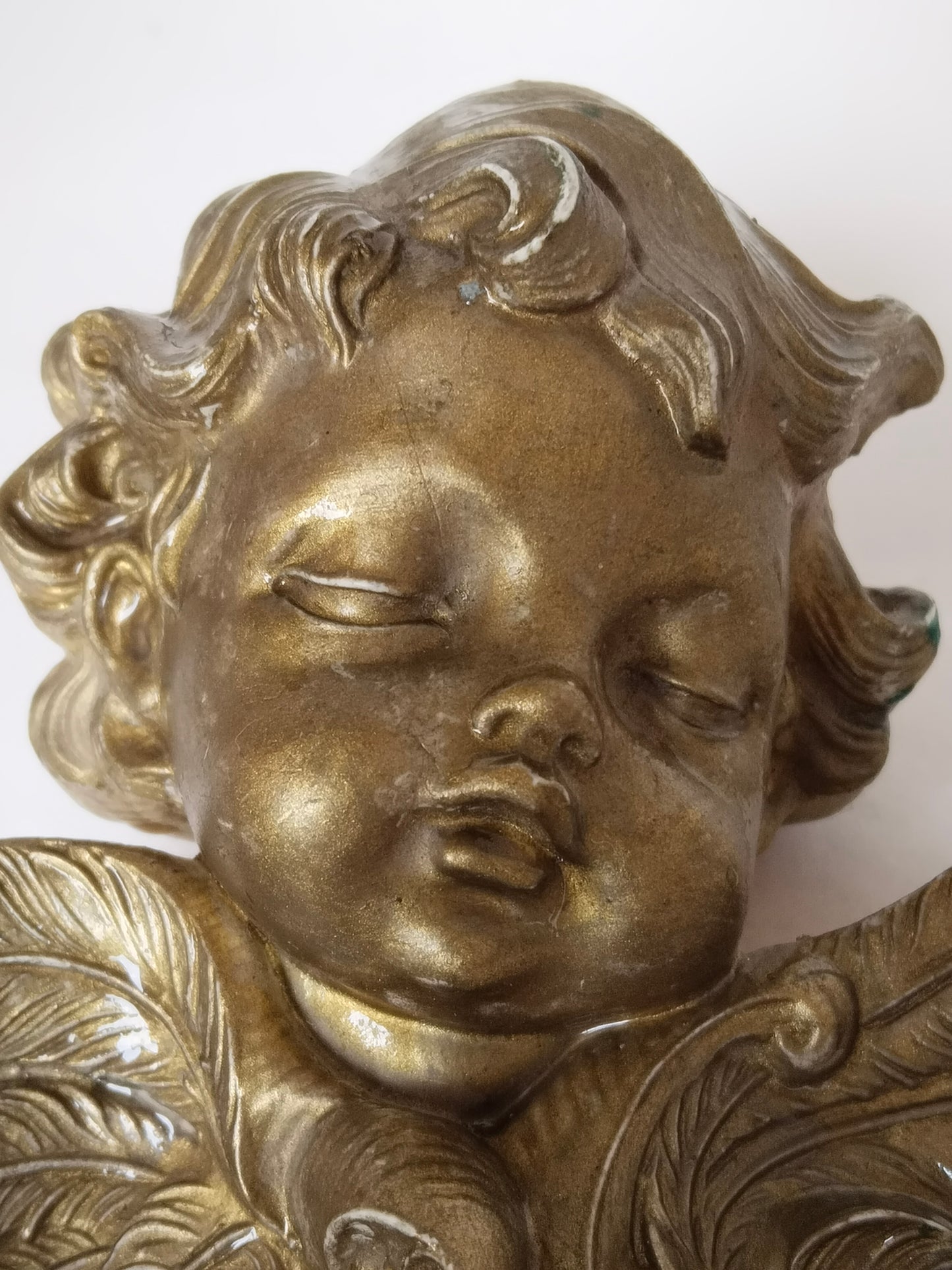 Nahaufnahme Engelskind-Gesicht, geschlossene Augen, vergoldete Kunstmasse Florenz
