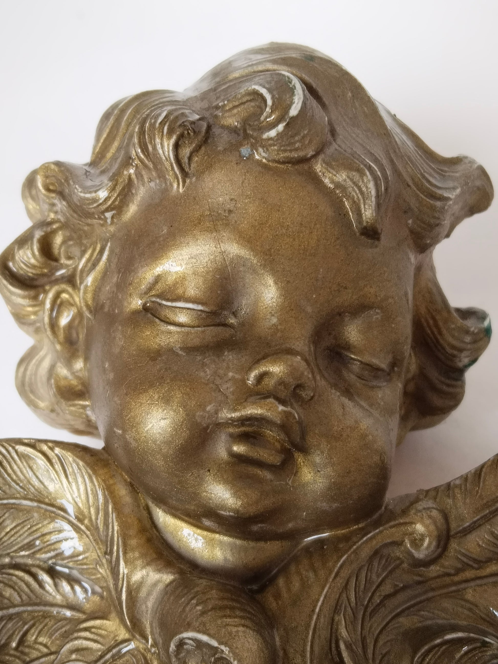 Nahaufnahme Engelskind-Gesicht, geschlossene Augen, vergoldete Kunstmasse Florenz