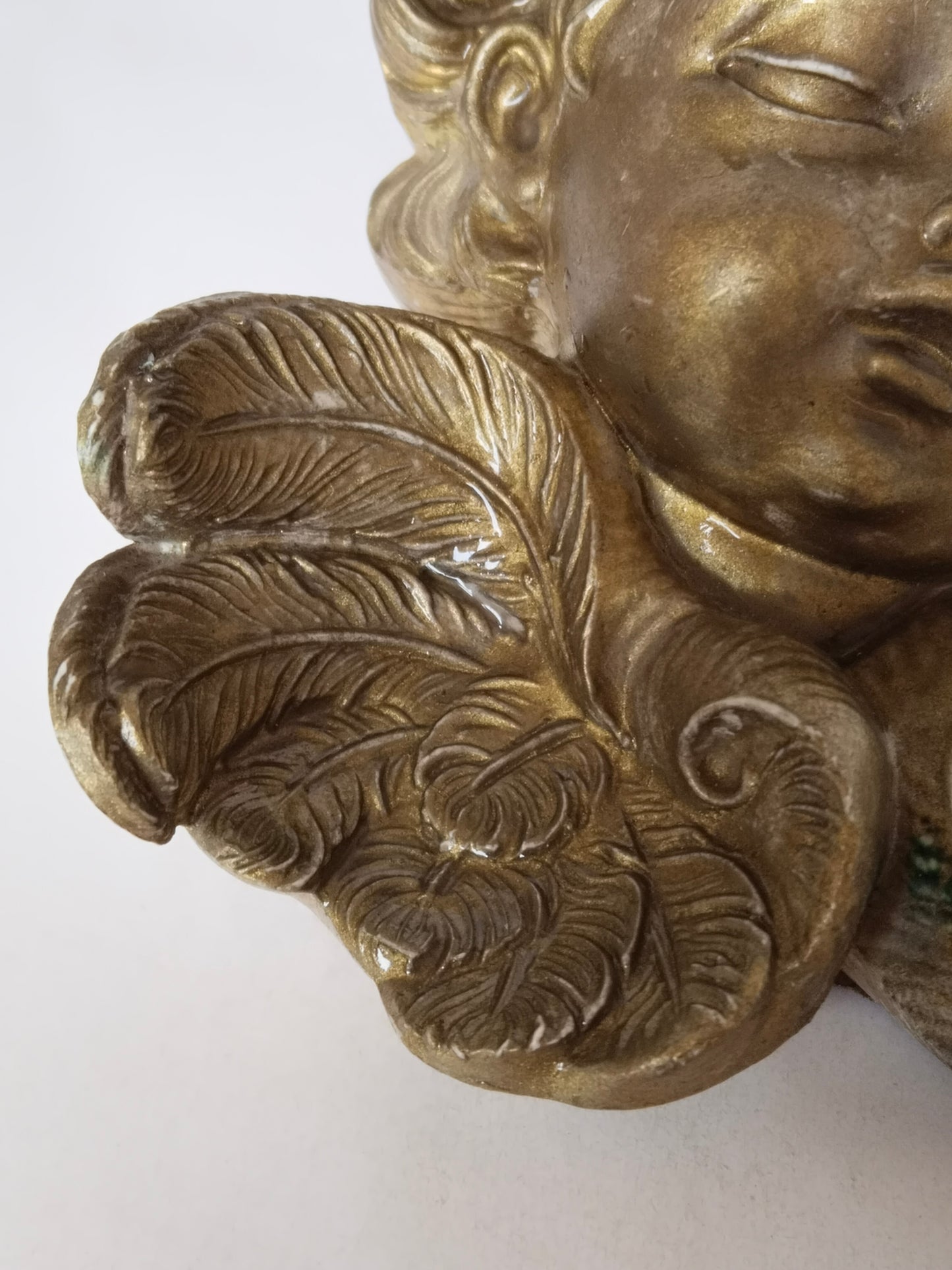 Detailaufnahme linker Flügel, Federrelief, Antikgold Oberfläche