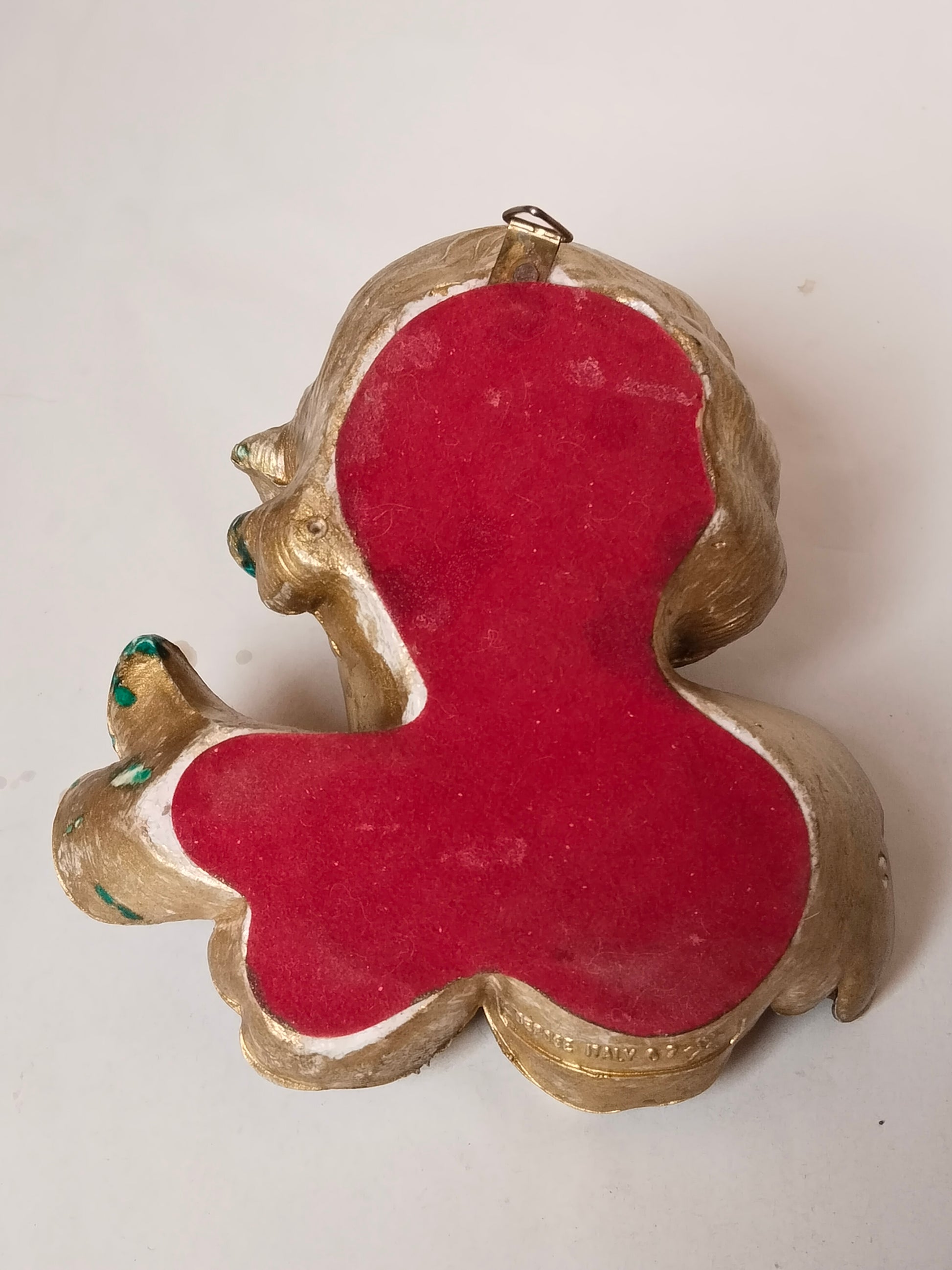 Rückseite Wandrelief, roter Filzbelag und Metallöse, Stempel FIRENZE ITALY