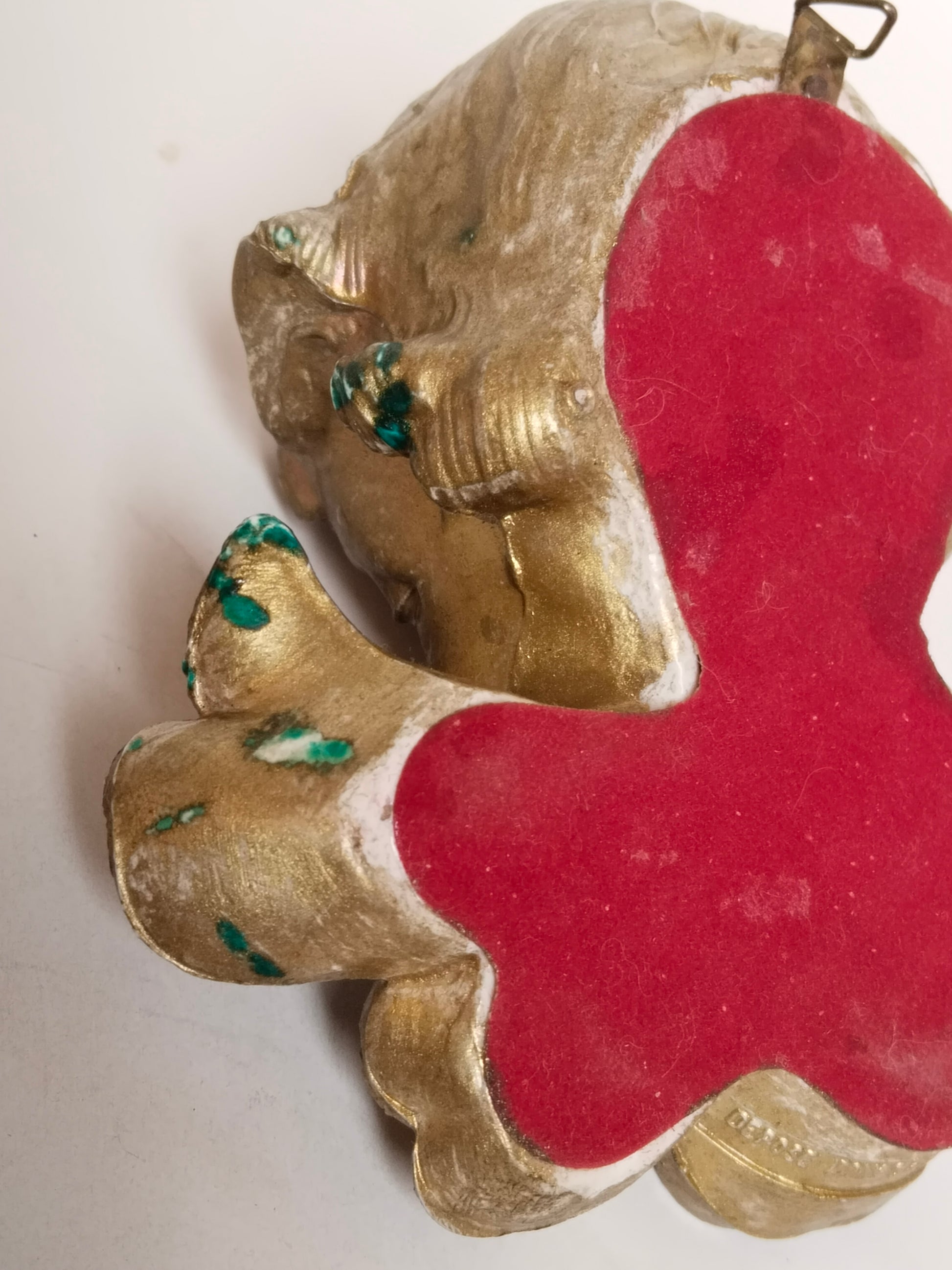 Rückseite Detailansicht, Herstellerstempel und Aufhängeöse