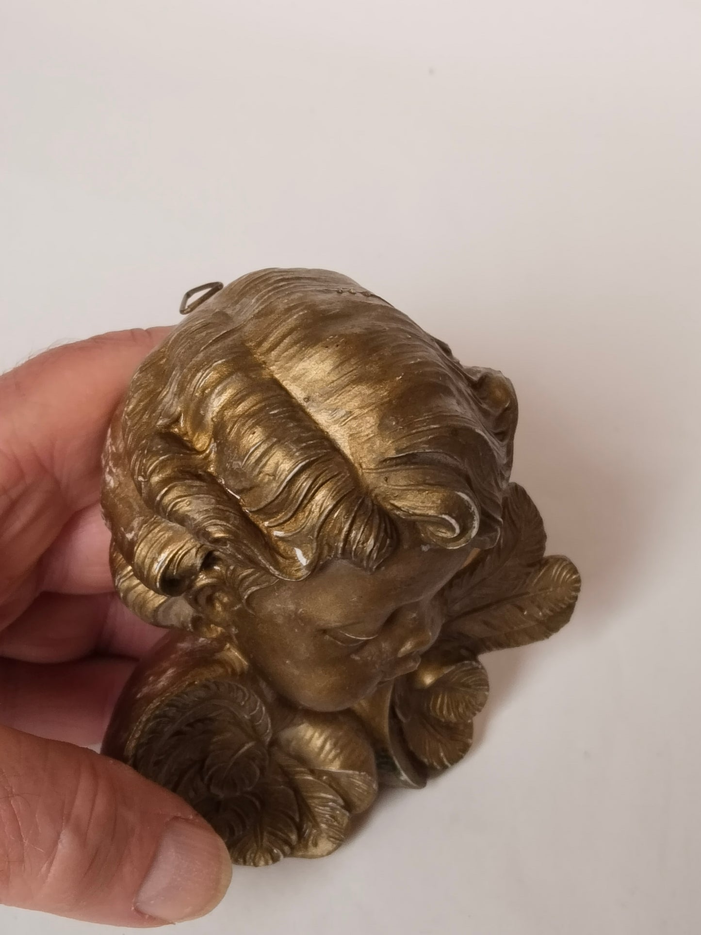 Draufsicht Haardetail, Gussnaht sichtbar, vergoldete Lockenpracht von oben