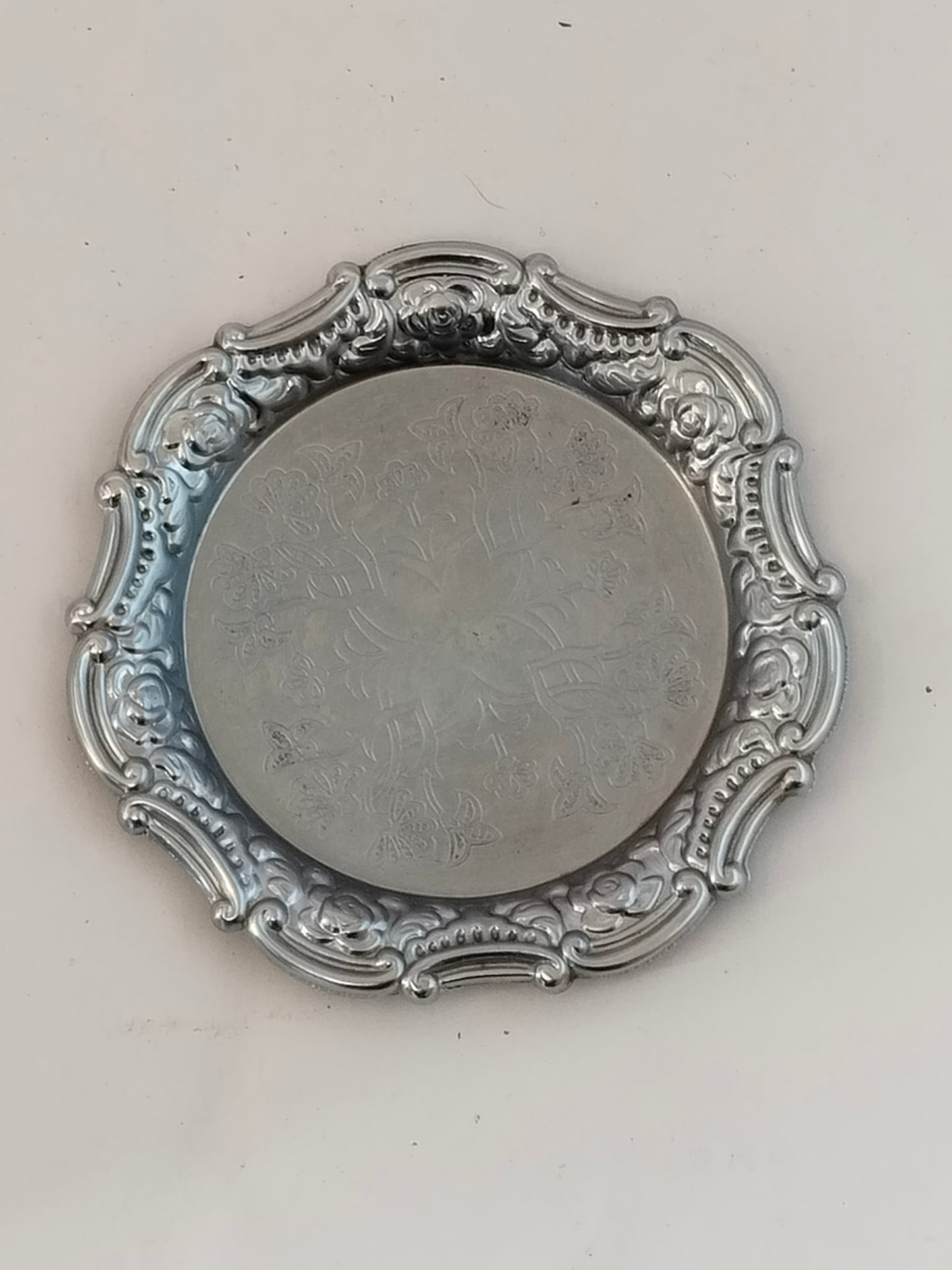 Detailansicht des geschwungenen Barock-Rands mit Ornament-Verzierungen