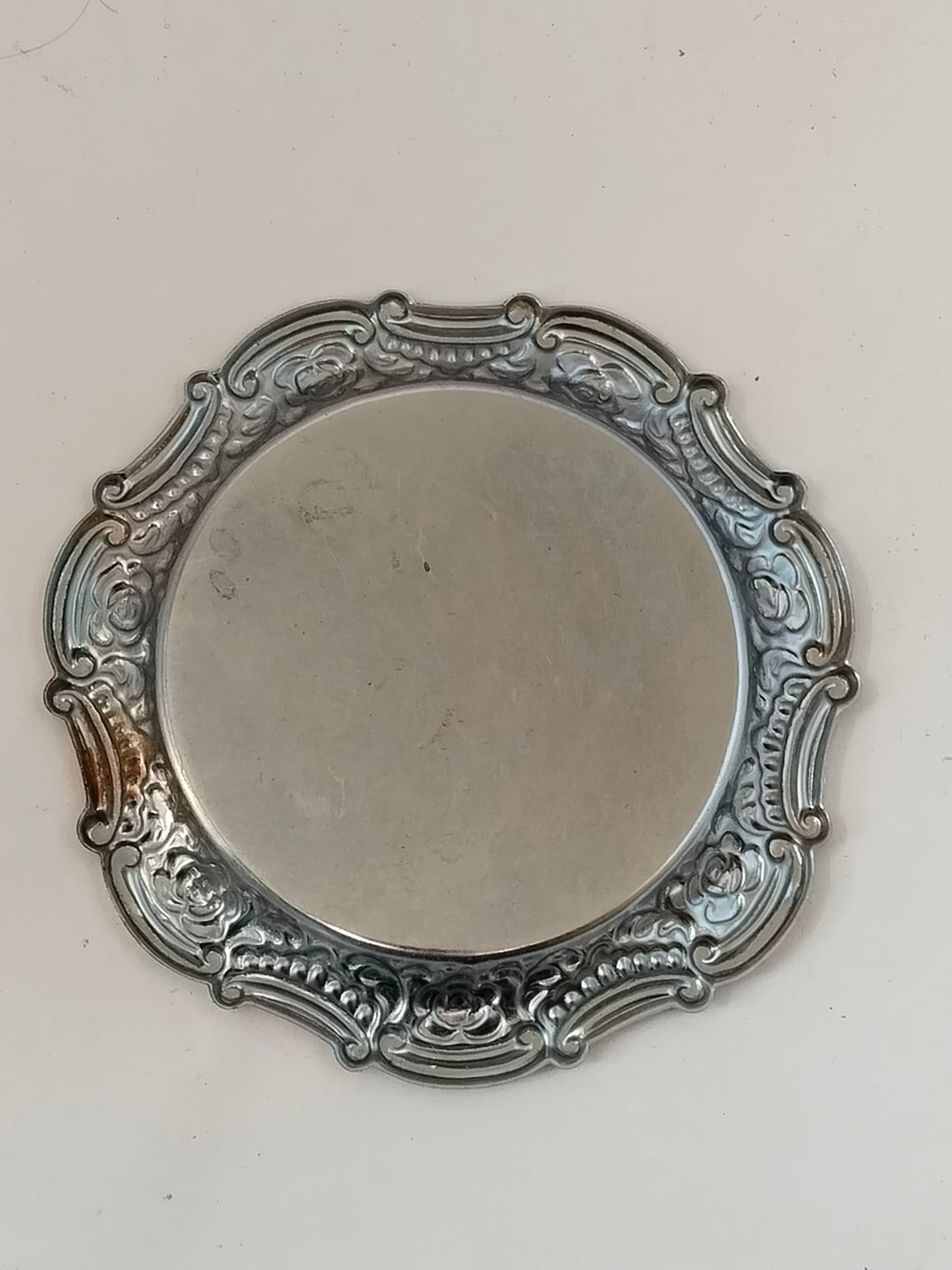 Unterseite der Untersetzer mit glatter Metalloberfläche und leichten Gebrauchsspuren.