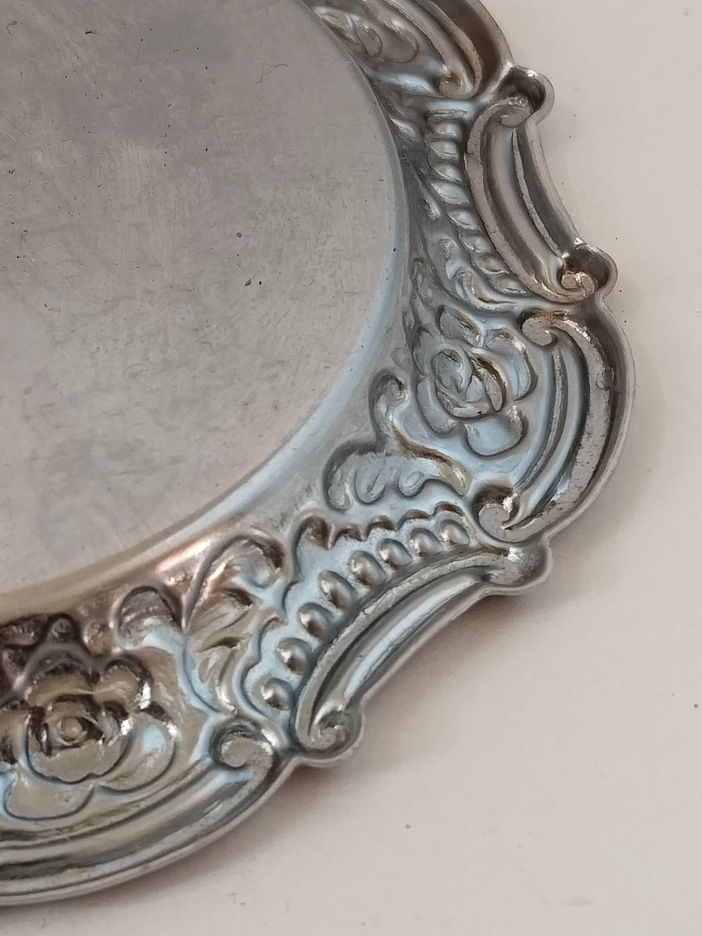 Unterseite der Untersetzer mit glatter Metalloberfläche und leichten Gebrauchsspuren.