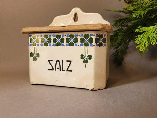 Antike Salzbox aus der Manufaktur Wilhelmsburg mit Kleeblatt-Dekor.