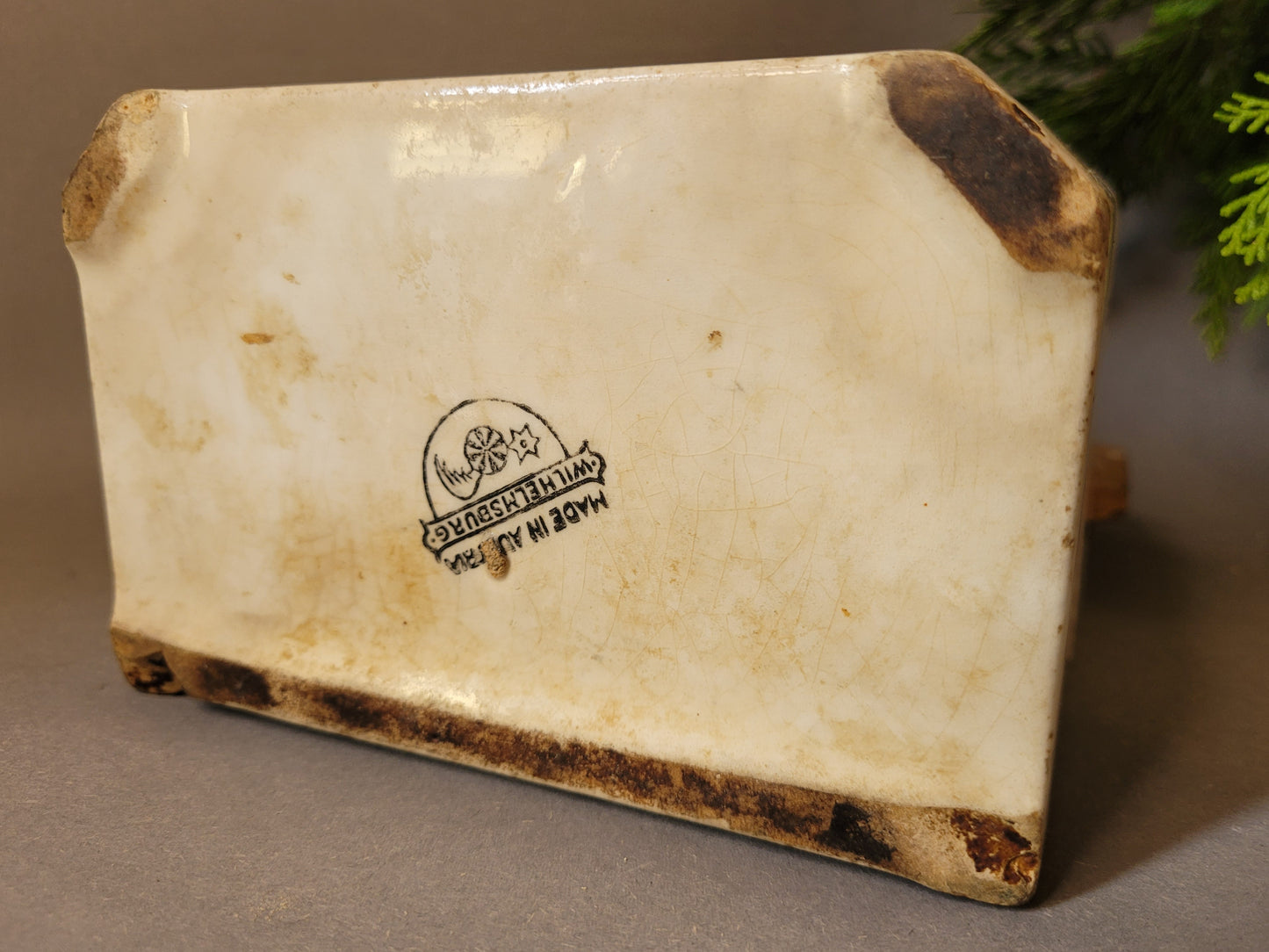 Bodenmarke "Germany 8190" auf einer antiken Wilhelmsburger Salzbox.