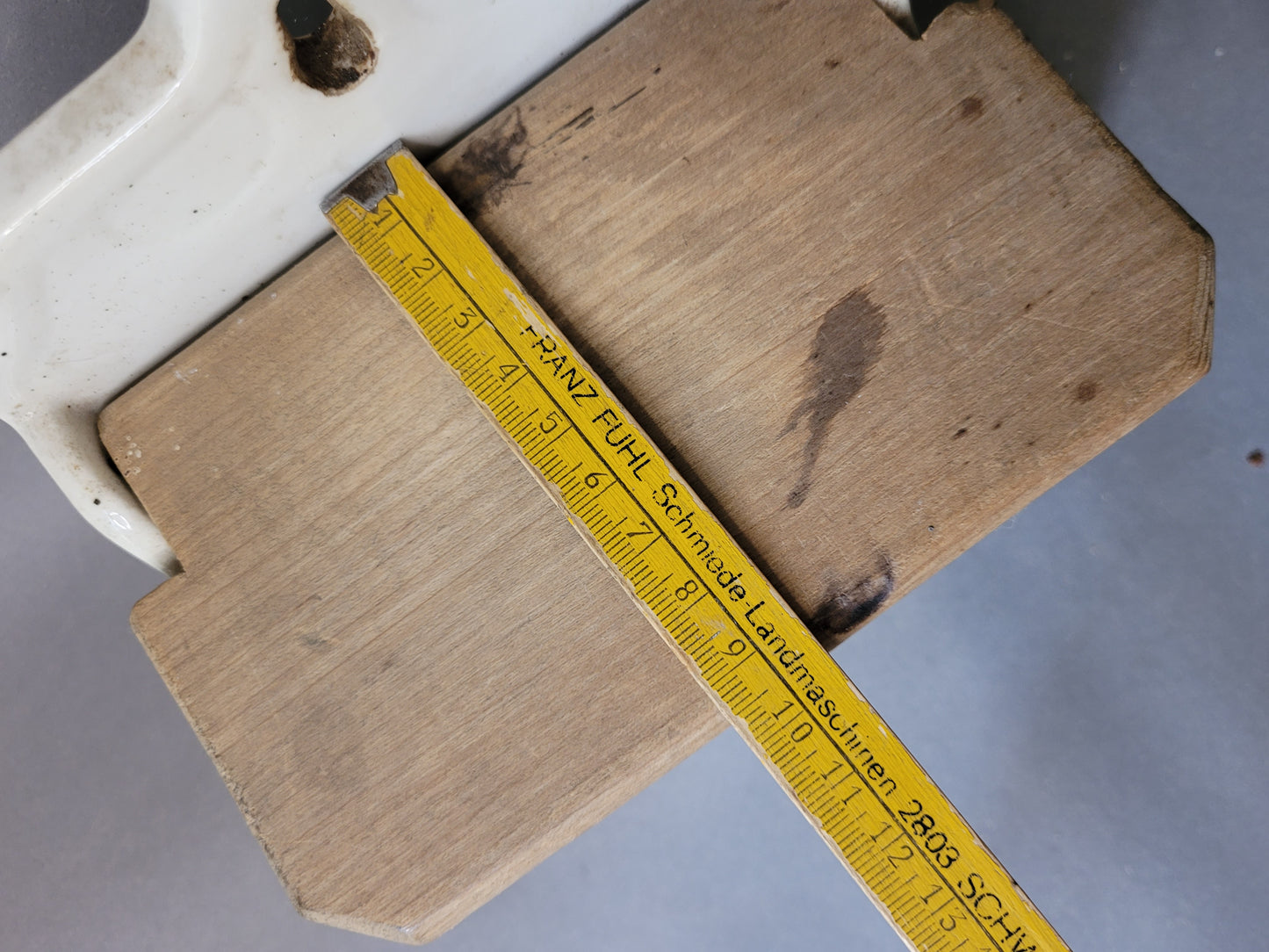 Antike Salzbox aus der Manufaktur Wilhelmsburg mit Kleeblatt-Dekor. Mit Metermaß, um die Tiefe des Holzdeckels zu messen.