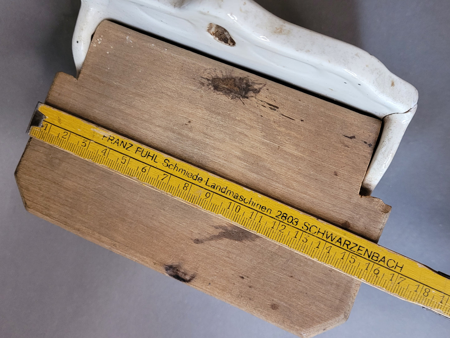 Antike Salzbox aus der Manufaktur Wilhelmsburg mit Kleeblatt. Ansicht von oben mit  Metermaß, um die Länge des Holzdeckels zu messen.