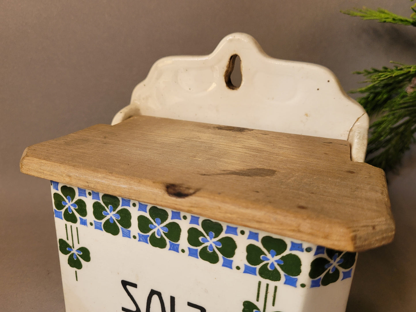 Antike Salzbox aus der Manufaktur Wilhelmsburg mit Kleeblatt-Dekor. Nahaufnahme des Holzdeckels.