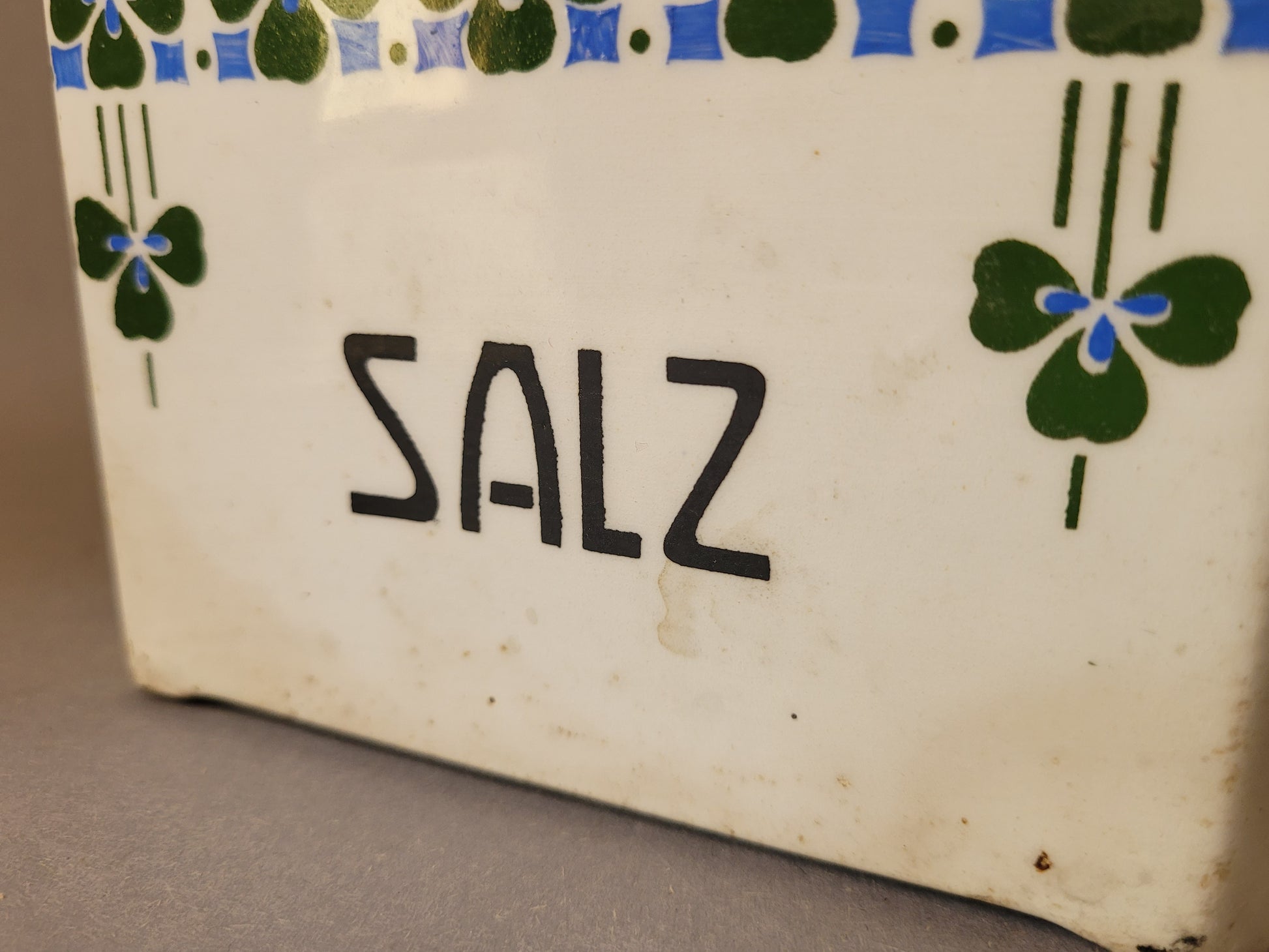 Nahaufnahme der Vorderseite des Salzbehälters mit Ornamenten