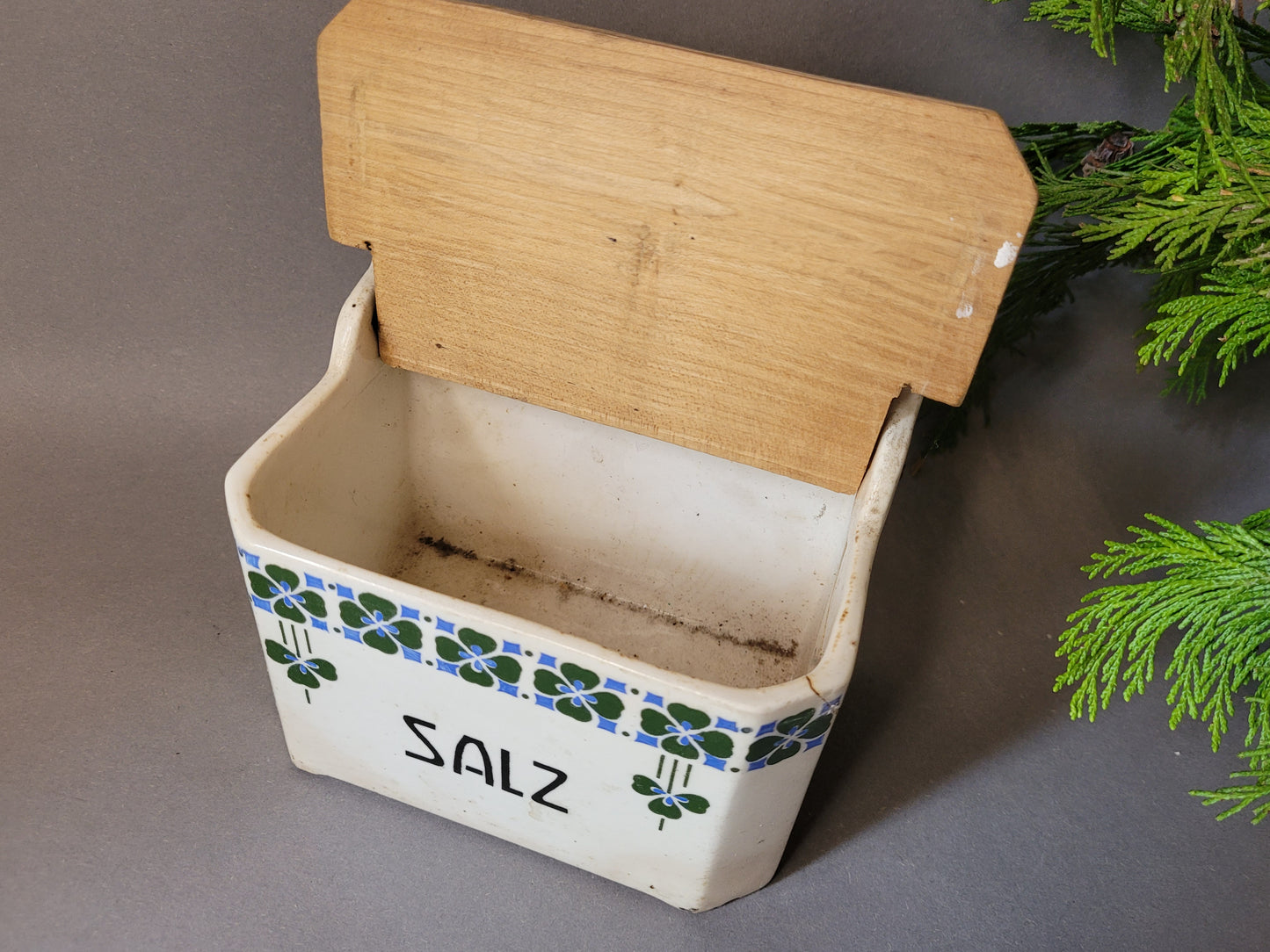 Antike Salzbox aus der Manufaktur Wilhelmsburg mit Kleeblatt-Dekor. Mit geöffnetem Holzdeckel.