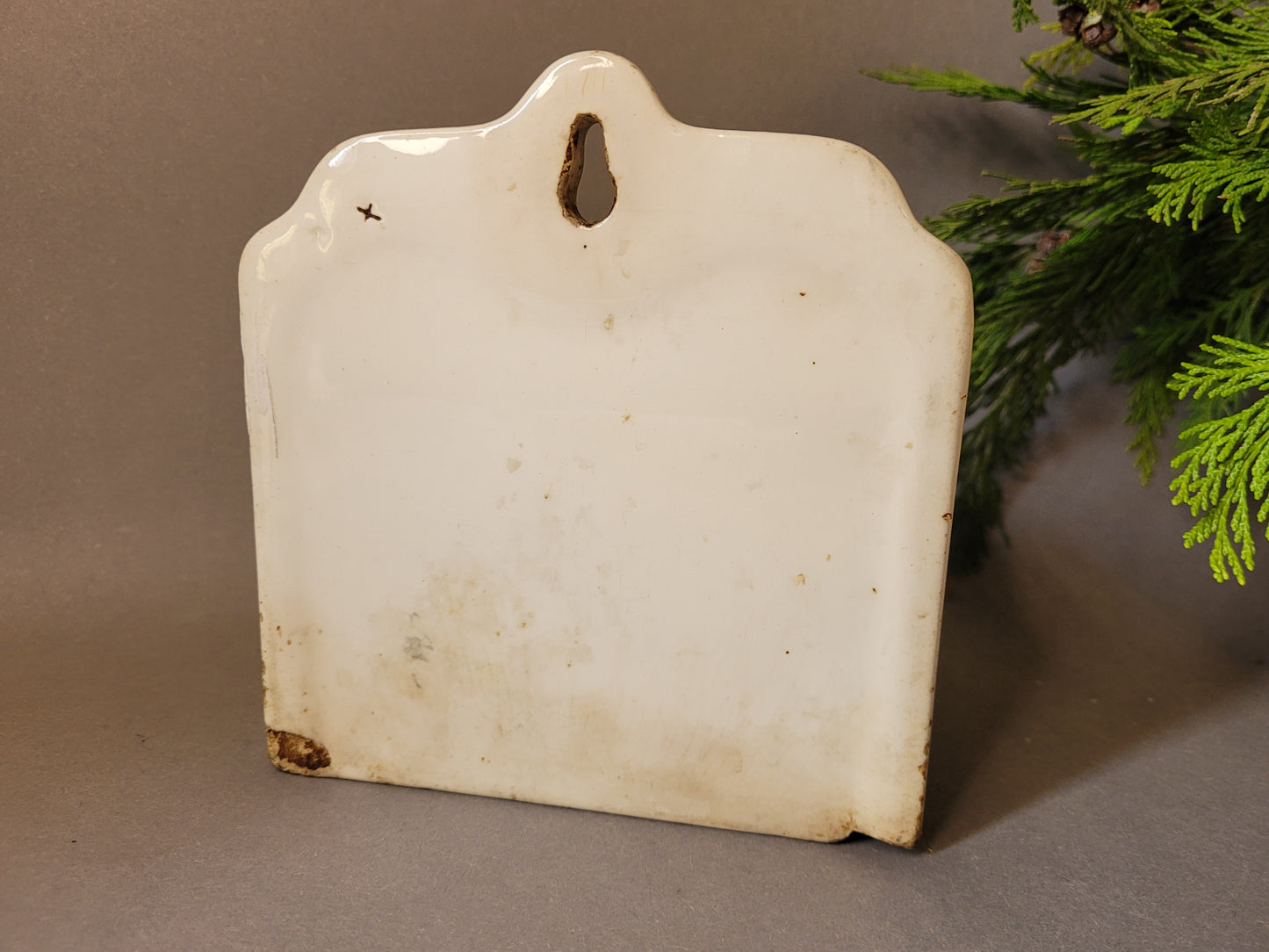 Antike Salzbox aus der Manufaktur Wilhelmsburg mit Kleeblatt-Dekor. Rückseite mit Wandbefestigung.