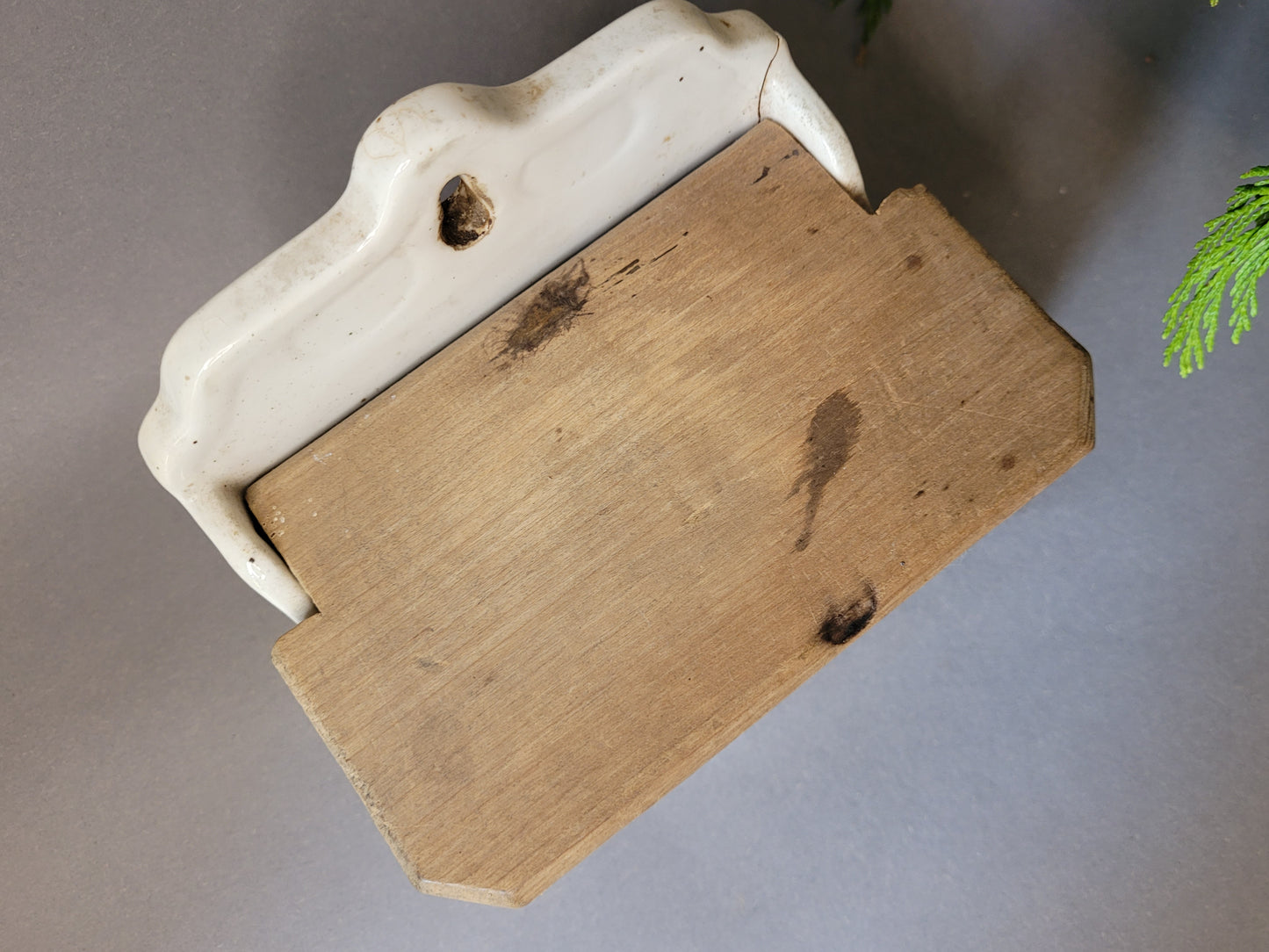 Antike Salzbox aus der Manufaktur Wilhelmsburg mit Kleeblatt-Dekor. Aufnahme von oben mit geschlossenem Holzdeckel.