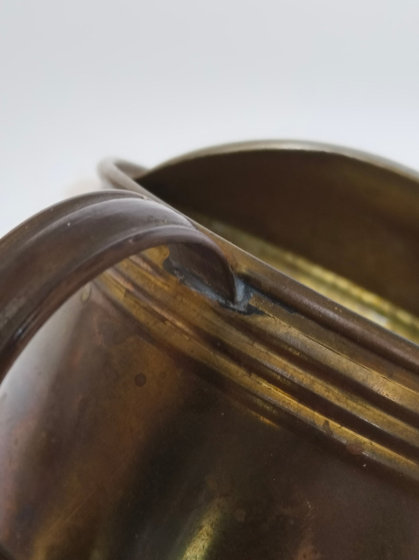 Nahaufnahme Henkelbefestigung, vernietet, Vintage Messing Handarbeit
