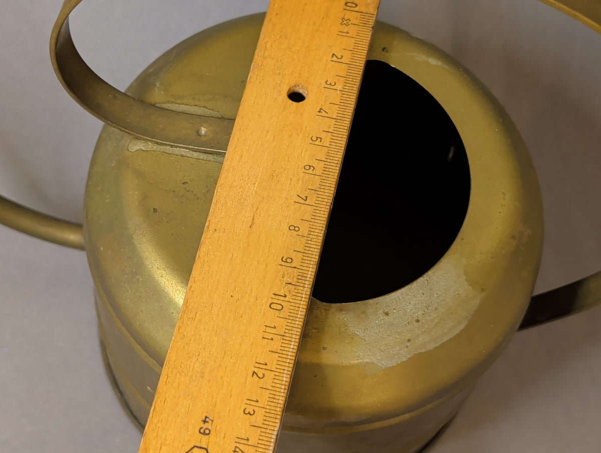 Lineal quer über dem Deckel der Messingkanne, Durchmesser und Größe der Einfüllöffnung sichtbar