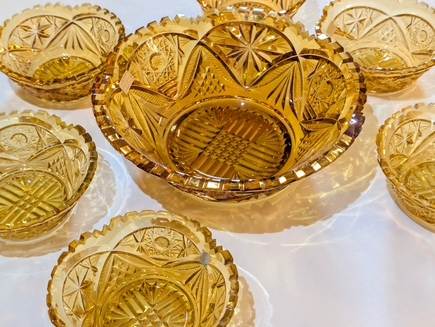 Bernsteinfarbenes Schliffglas-Set, große Schale mit sechs kleinen Schälchen, Vintage Kristallglas aus Österreich

