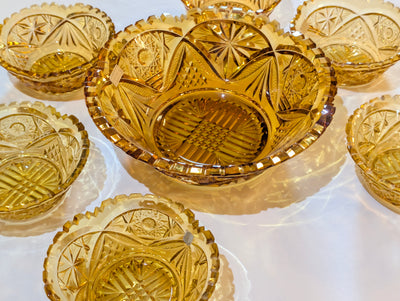 Bernsteinfarbenes Schliffglas-Set, große Schale mit sechs kleinen Schälchen, Vintage Kristallglas aus Österreich
