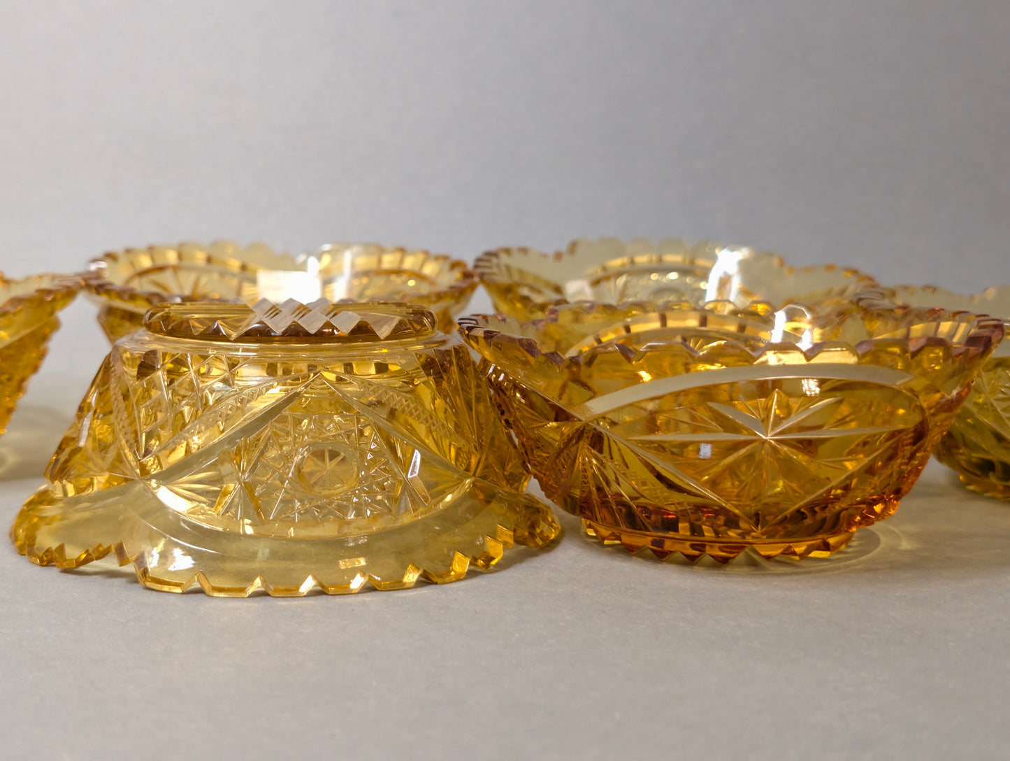 Bernstein-Schliffglas-Schalen im Profil mit Bodenansicht, gezackter Rand, Vintage Kristallglas aus Österreich