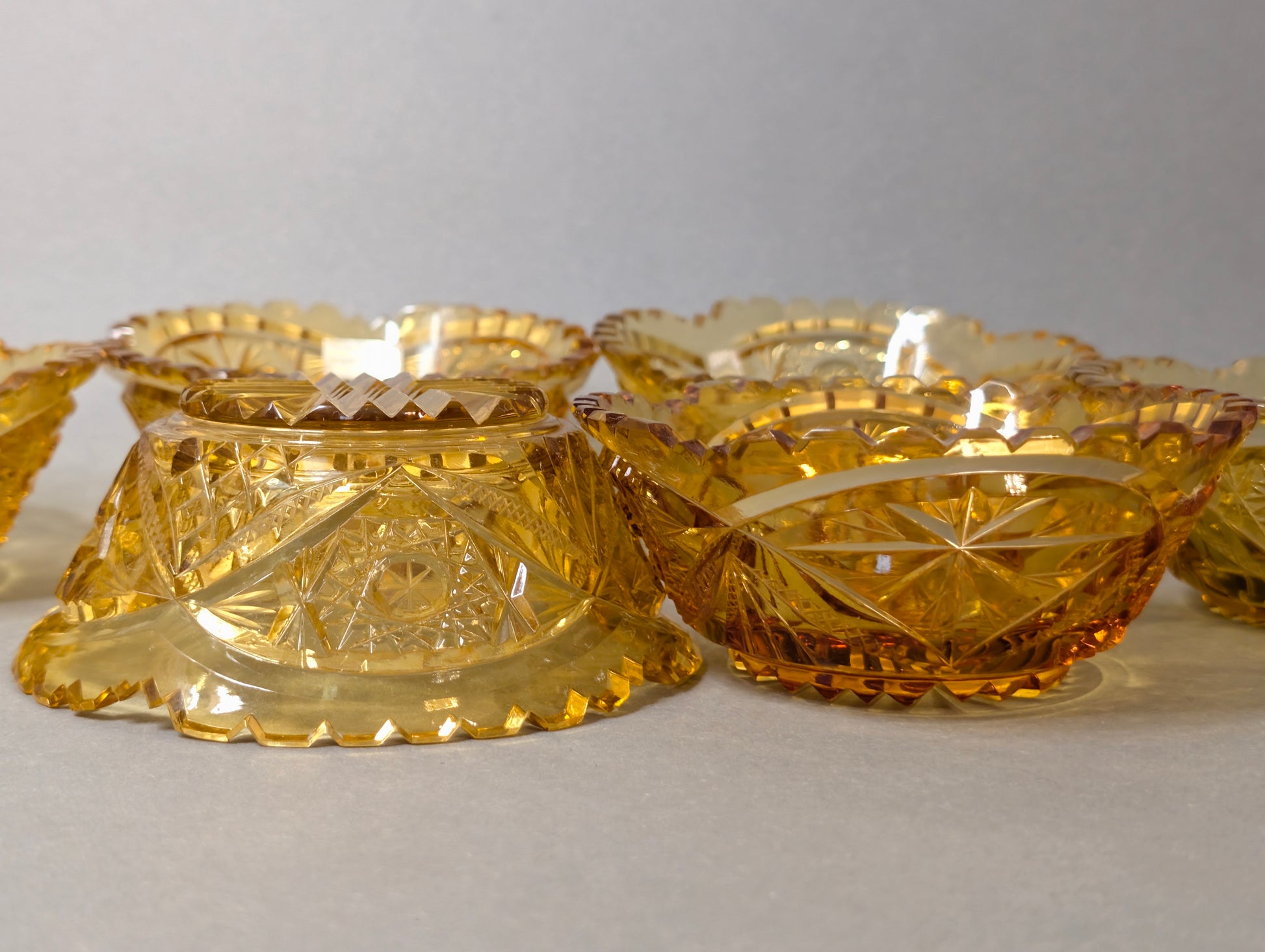 Bernstein-Schliffglas-Schalen im Profil mit Bodenansicht, gezackter Rand, Vintage Kristallglas aus Österreich