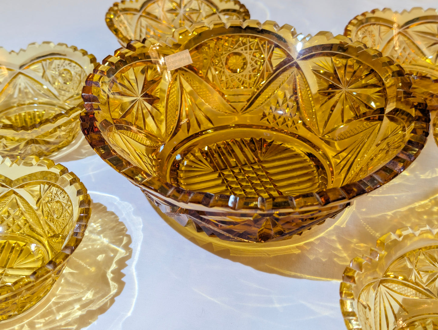 Große Bernstein-Schliffschale mit Stern- und Fächermuster, Vintage Glasschale amber, Nahaufnahme