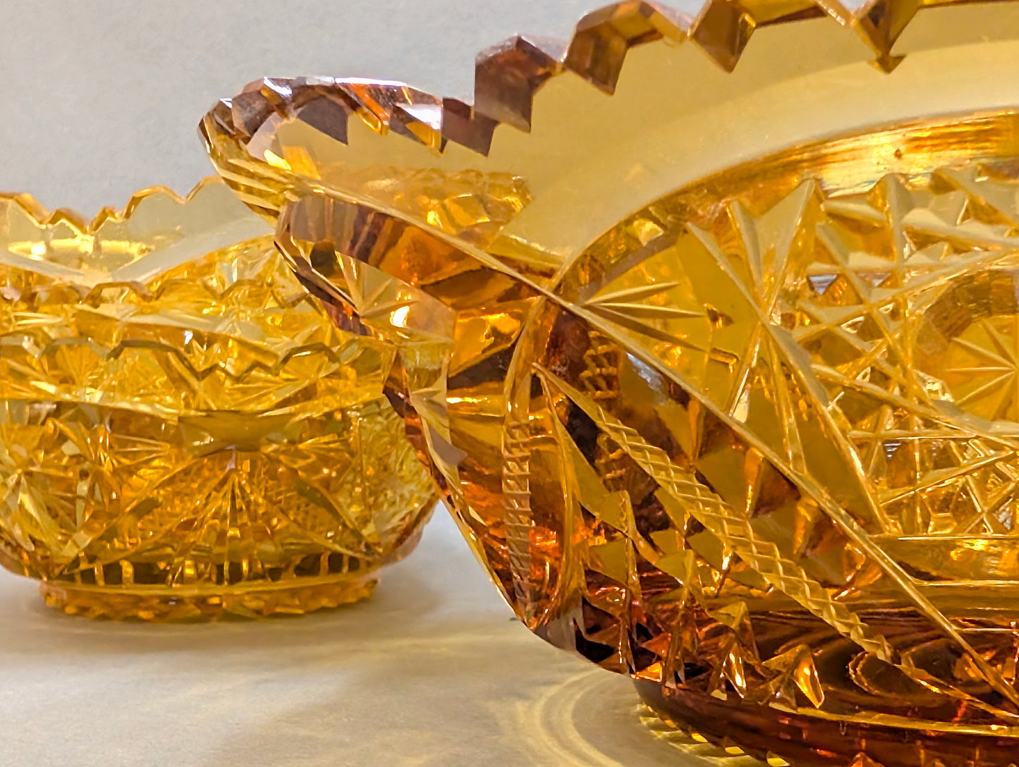 Detailaufnahme Bernstein-Schliffglas, Sternschliff und Zackenrand, Vintage Glasschälchen aus Österreich
