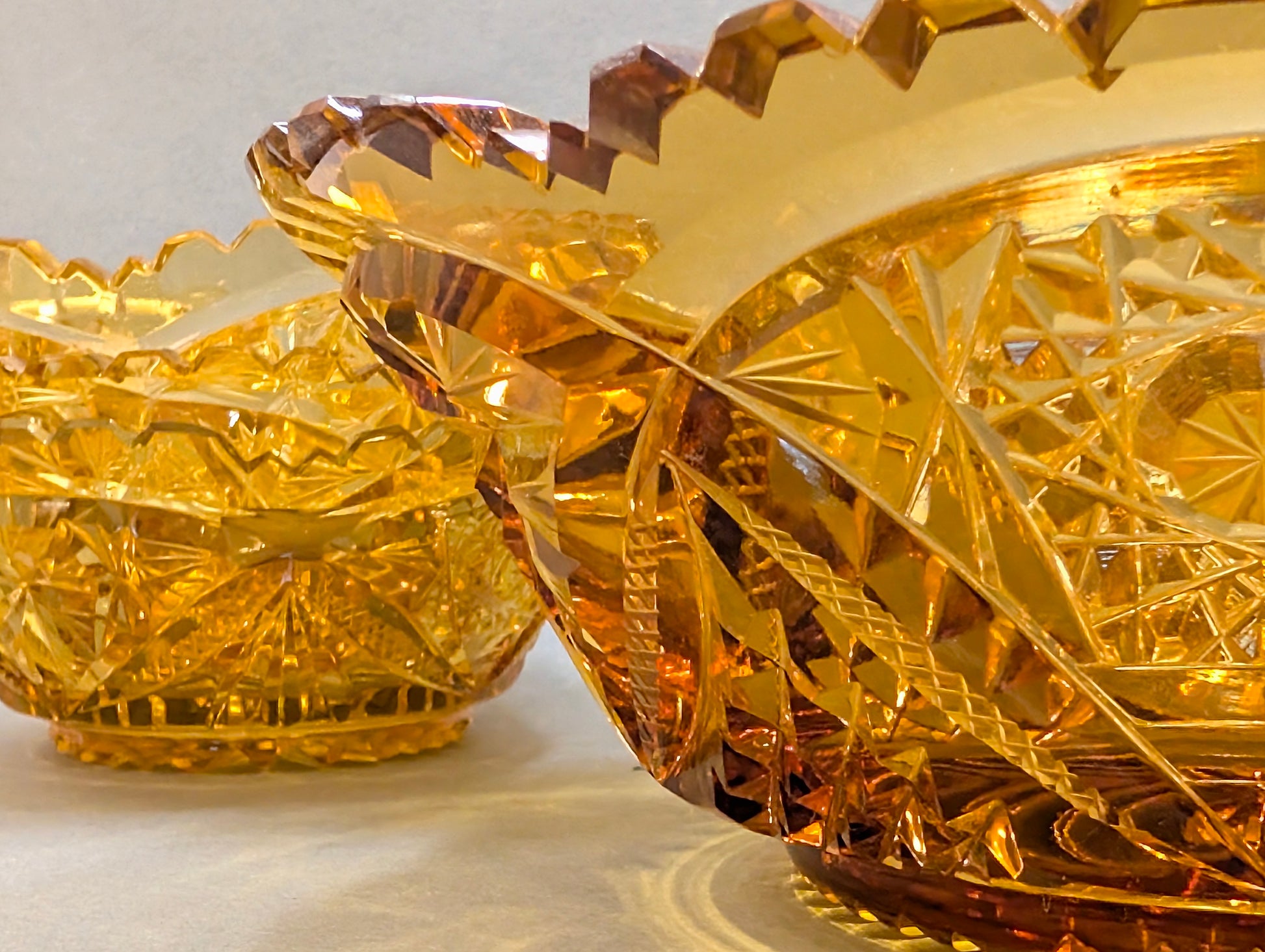 Detailaufnahme Bernstein-Schliffglas, Sternschliff und Zackenrand, Vintage Glasschälchen aus Österreich
