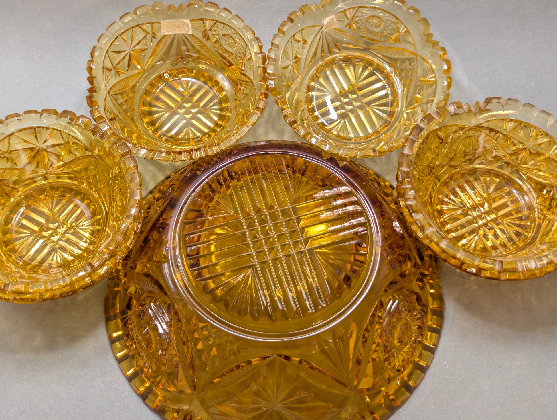 Bernsteinfarbenes Glas-Set von oben, große Schale und vier Schälchen mit Bodenschliff, Vintage amber

